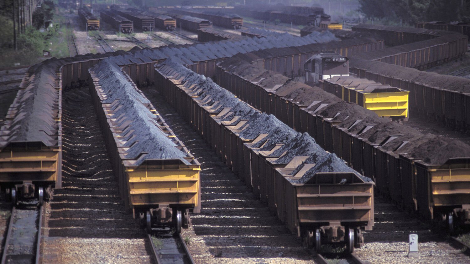 Железная дорога металл. Перевозка руды. Вагоны с углем. Перевозка угля ЖД. Погрузка угля в вагоны.