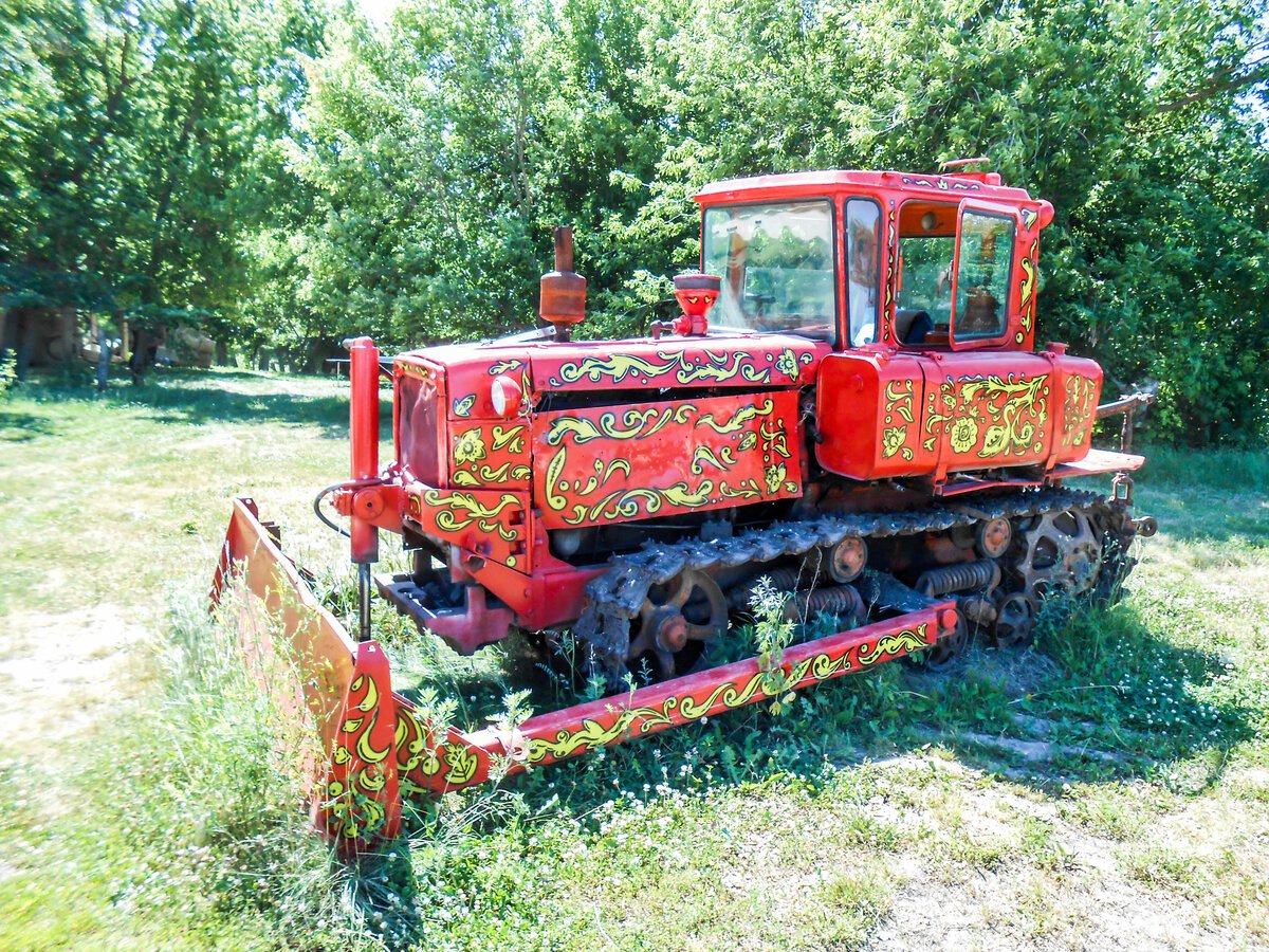 Советские гусеничные трактора. ДТ-75 трактор гусеничный. ДТ-80 трактор. Гусеничный трактор МТЗ 80. ДТ 50 трактор гусеничный.