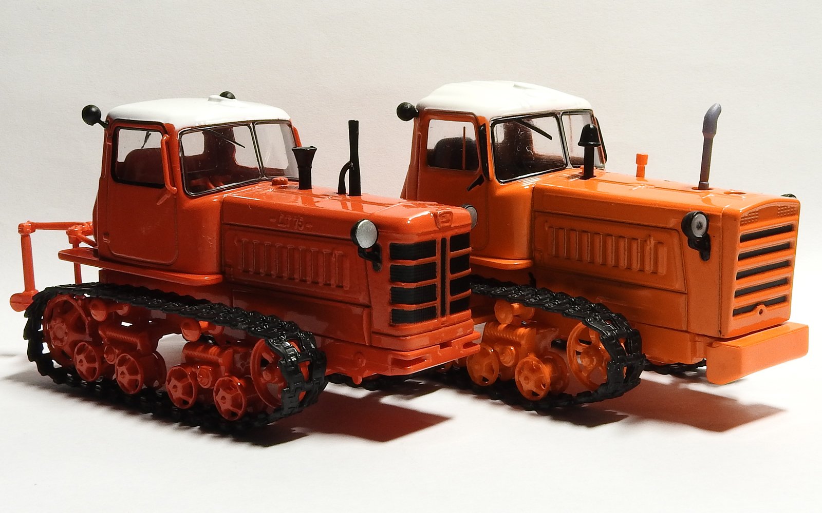 Советские гусеничные трактора. Гусеничный трактор ДТ-75м. ДТ 75 трактор новый. Моделька трактора ДТ 20. ДТ-75 трактор весь Модельный ряд.