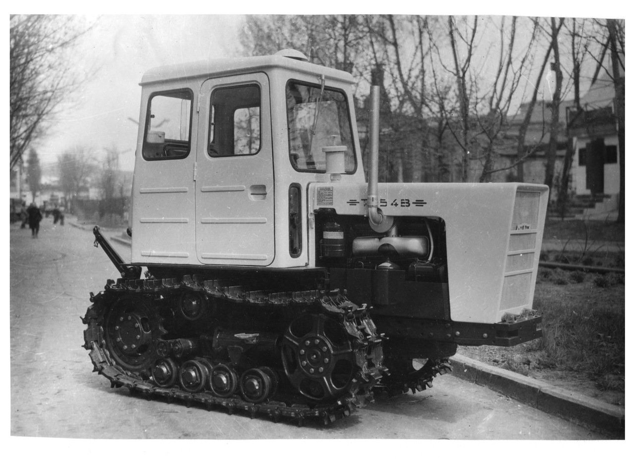 Советские гусеничные трактора. КТЗ-т70с гусеничный. ХТЗ Т 70. Трактор ХТЗ Т-70. Трактор т-54 Болгар.