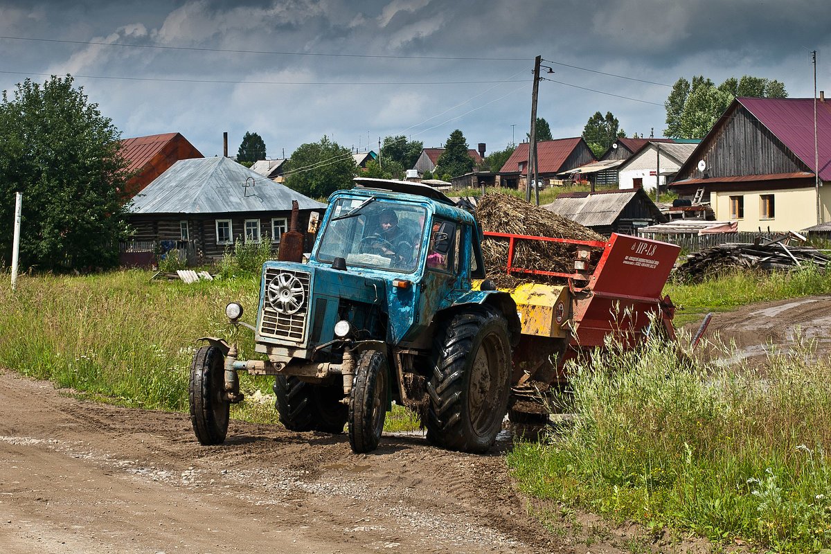 Трактор в деревне
