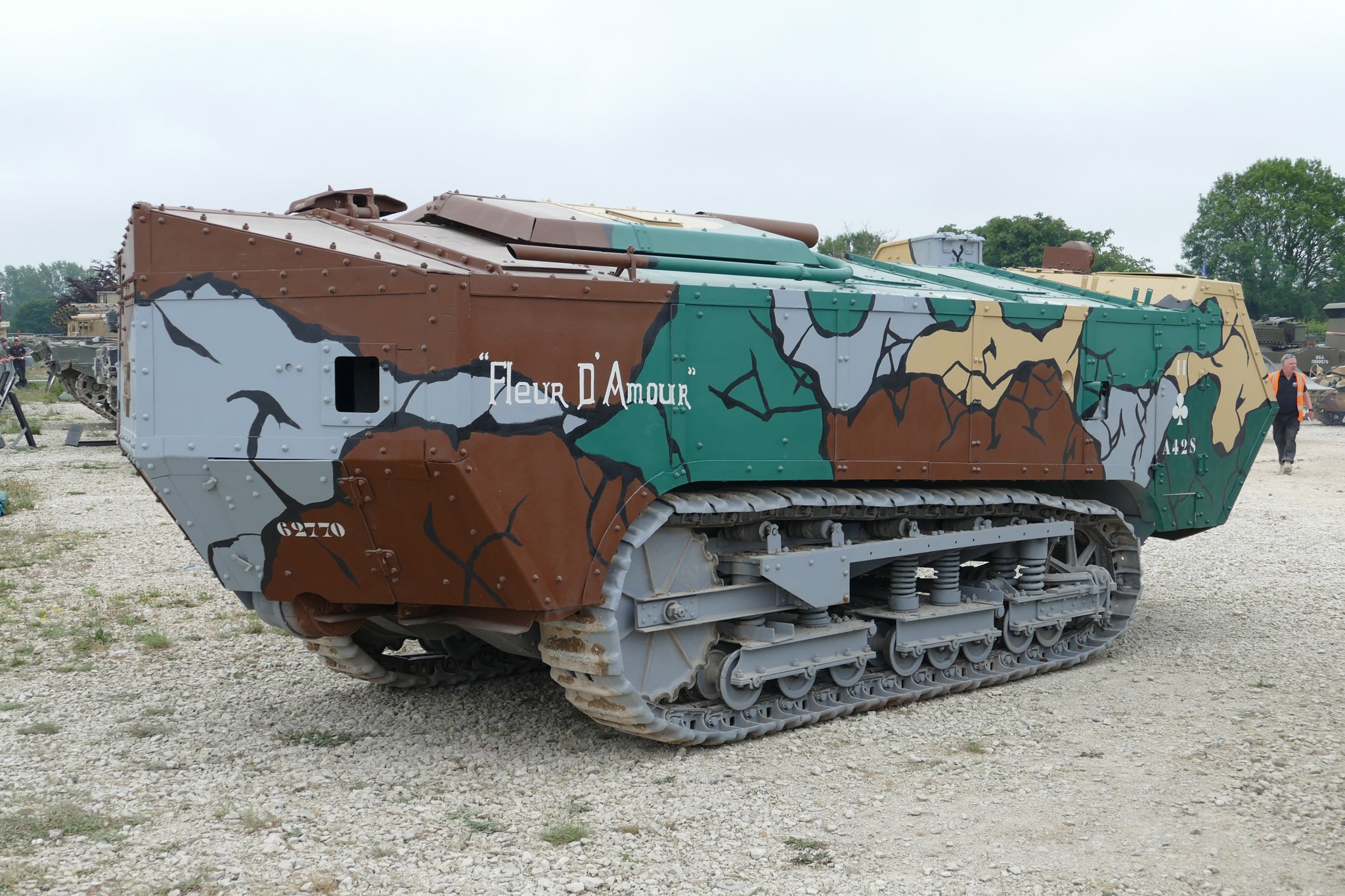Сен шамон танк. Танк St Chamond. Французский танк Saint-Chamond. "Сен-Шамон" ("Saint-Chamond", h-16).