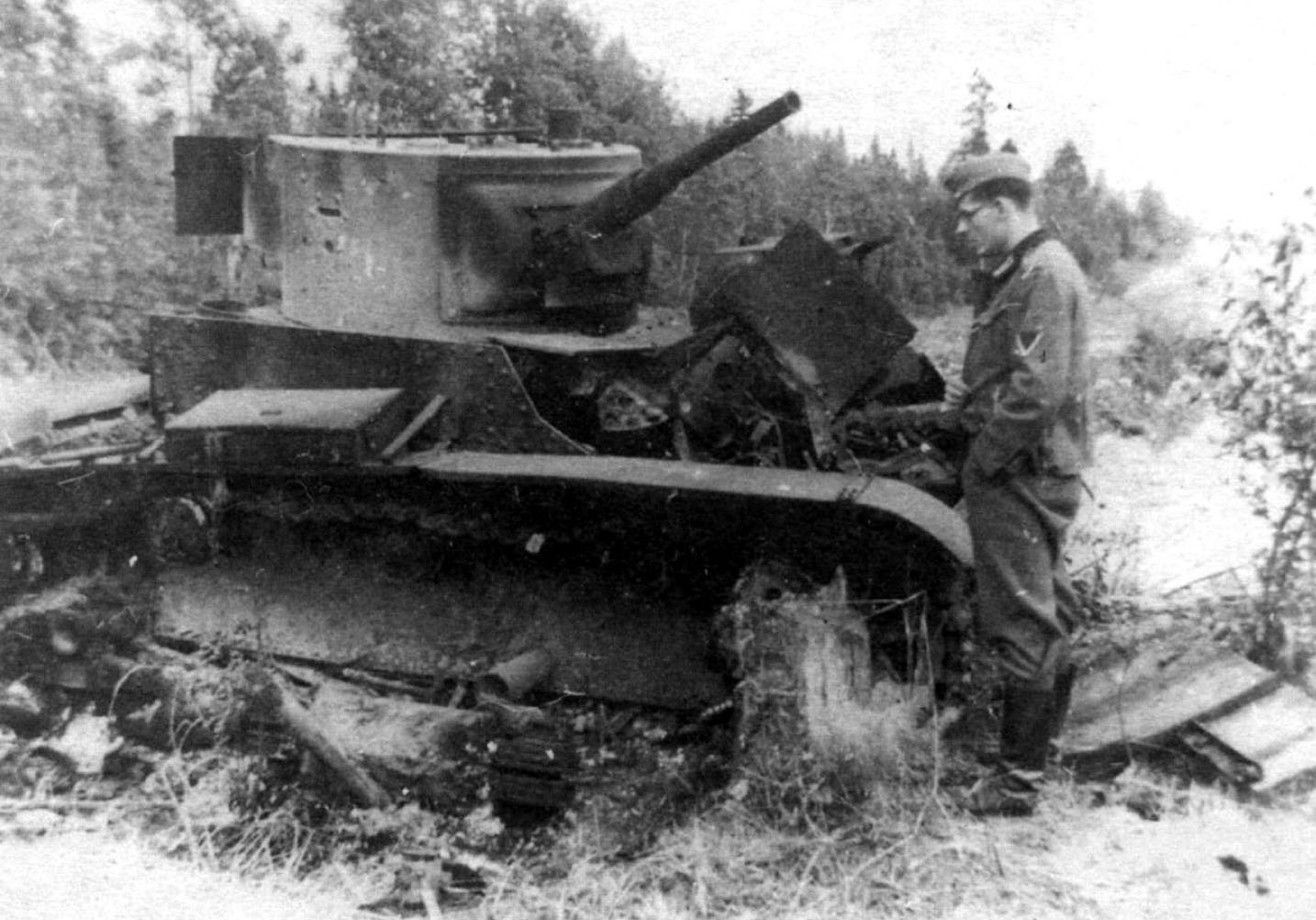 Подбитые советские танки. Танк т-26 в бою. Т-26 танк ВОВ. Т26 ВОВ. Танк т 26 экипаж.