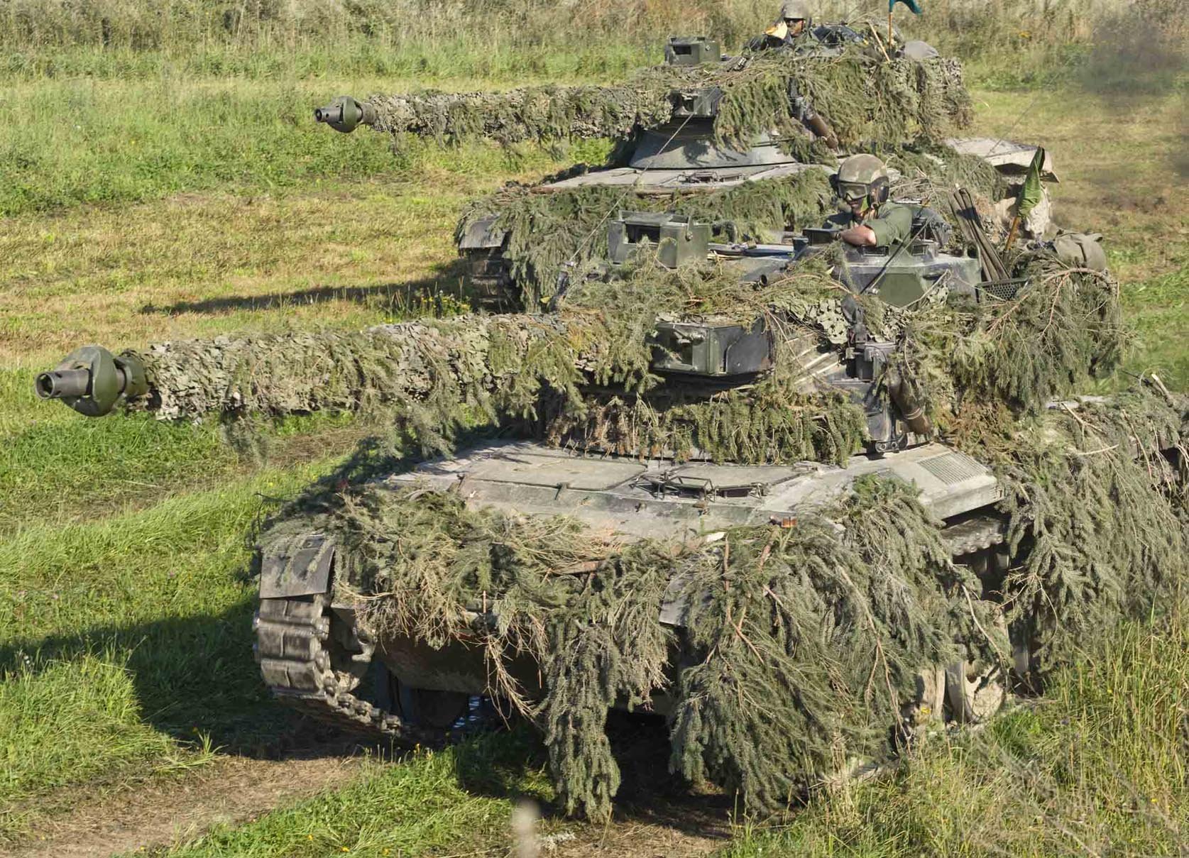 Замаскированный 2. Замаскированный танк т80. Сеть маскировочная для танка т-90. Т-72 Лесной камуфляж. Маскировочная сеть на т-80.