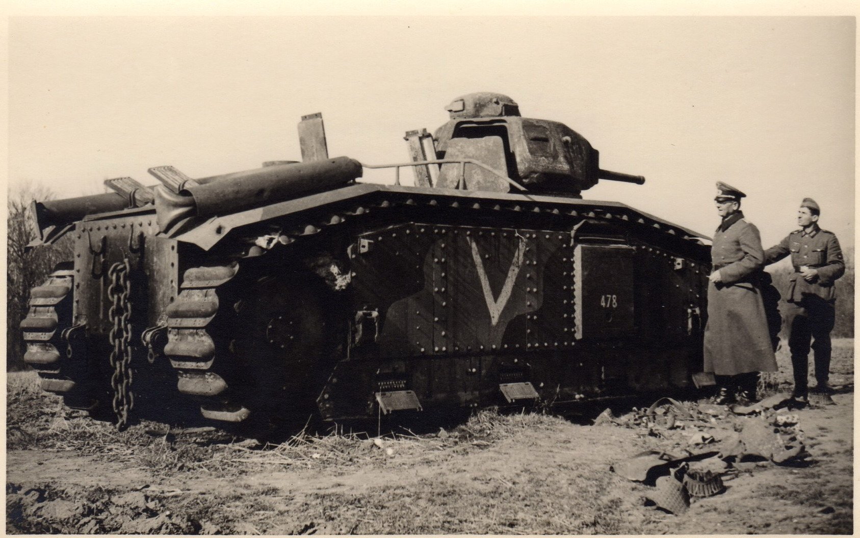 Ss tanks. Французский танк Char b1-bis. Французский танк в1 второй мировой войны. Тяжелый французский танк Char b1. Подбитые французские танки 1940.