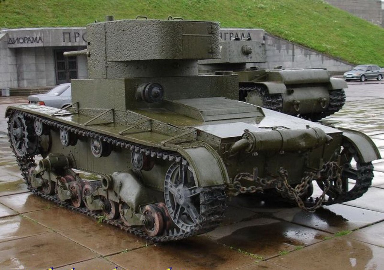 Советский легкий танк. Танк т-26. Советский легкий танк т-26. Т-26 лёгкий танк двухбашенный. Т 26 С танкистом.