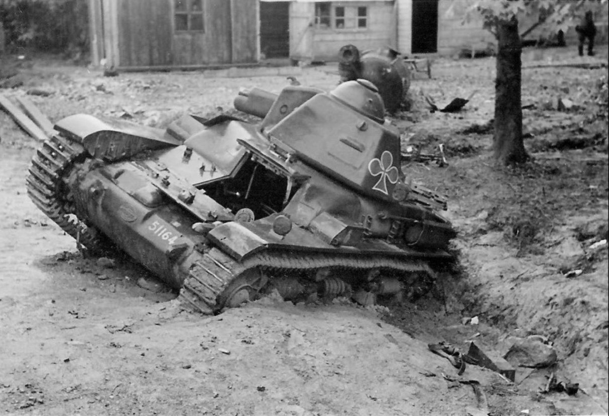 Тяжелый танк времен войны. Подбитые французские танки 1940. Renault r35 танк. Танк Рено 35. Renault r35 подбитый.