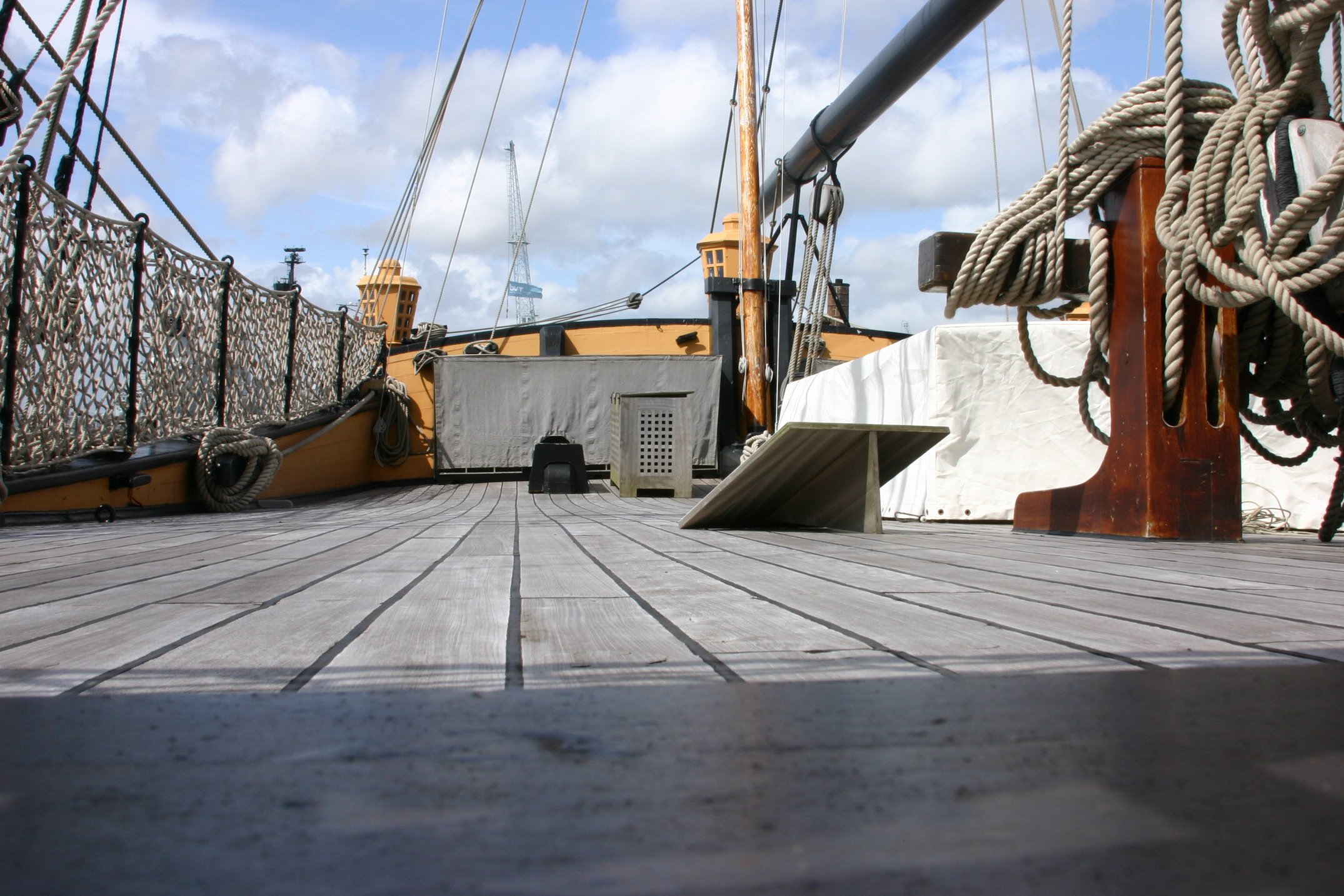 Как называется палуба судна. Виктори корабль музей. HMS Victory палубы. Палуба корабля Виктори. Гандек палуба.