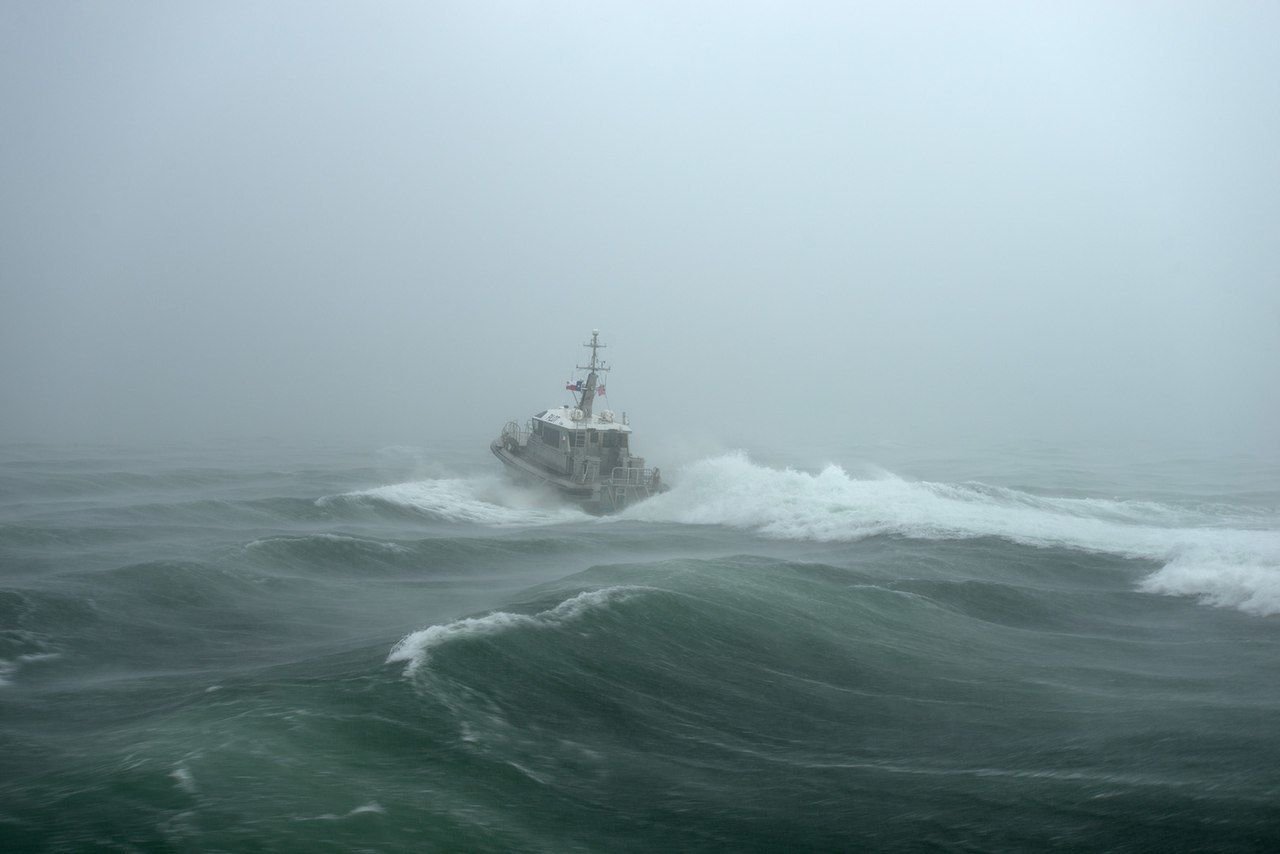 Глупое море. Корабль в шторм. Море шторм. Военный корабль в шторм. Море шторм корабль.