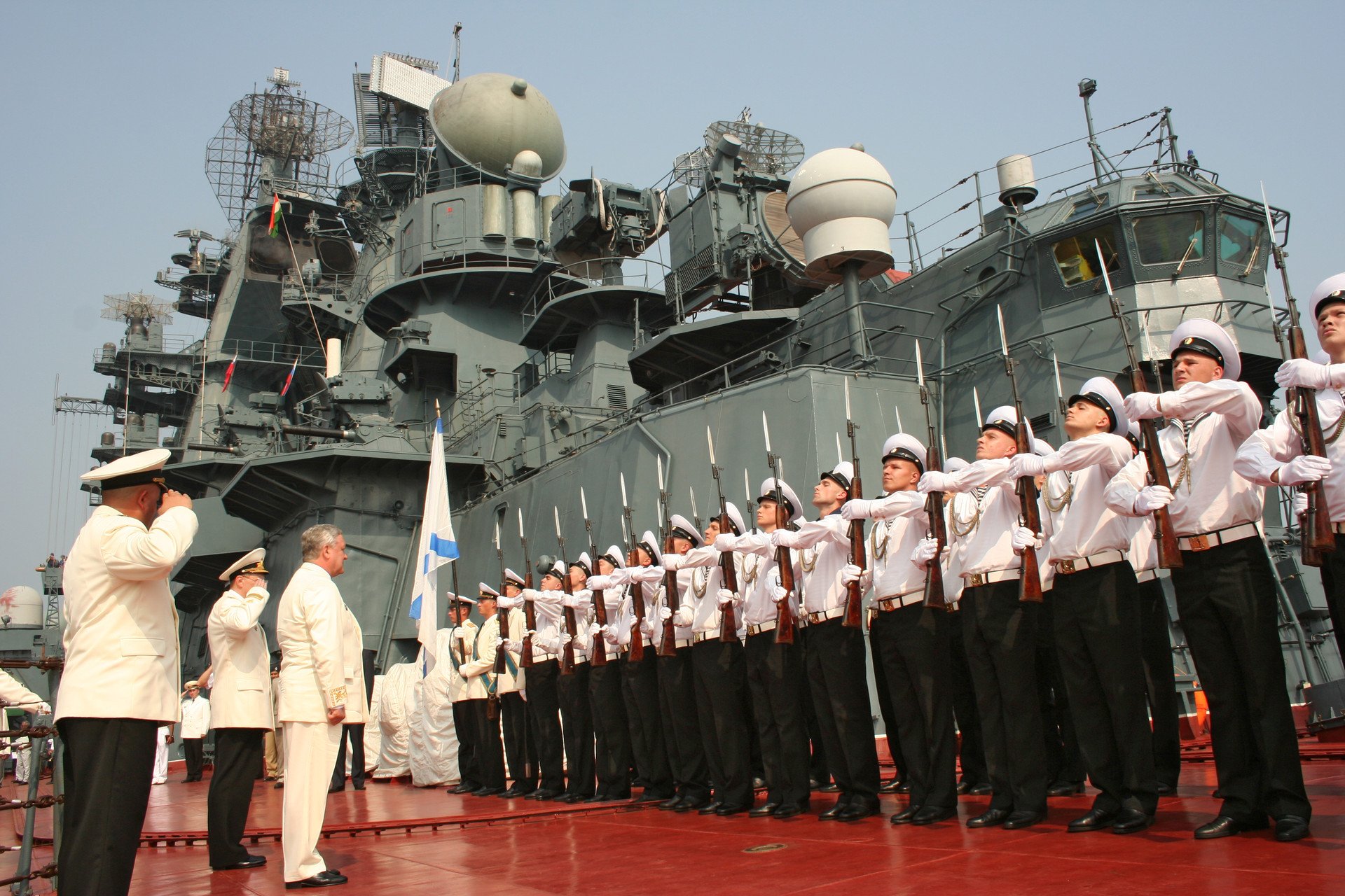 Скопище военных кораблей. Морские войска.