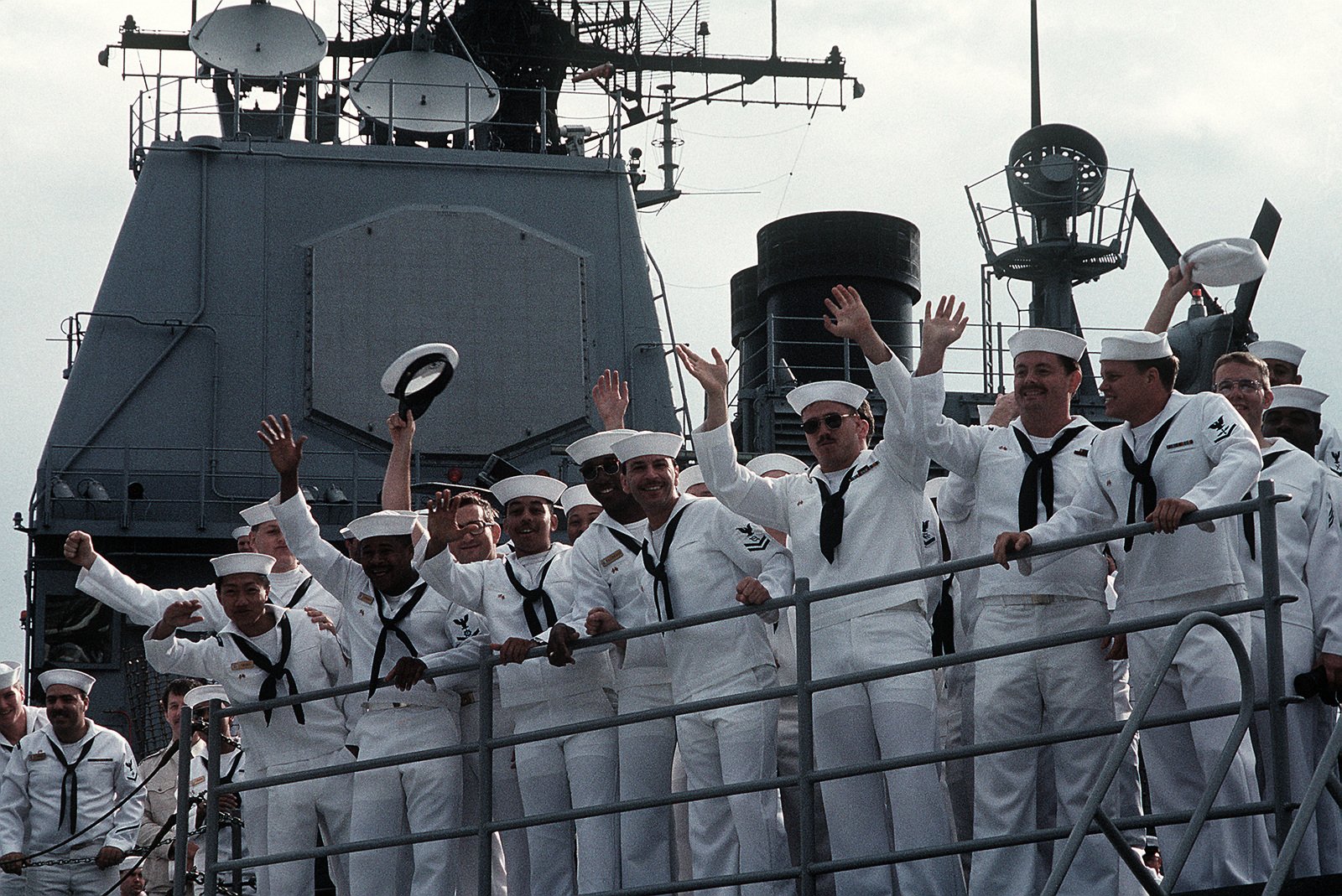 Переговоры моряков. USS Thomas s. Gates. Военный корабль с моряками. Матросы на корабле.