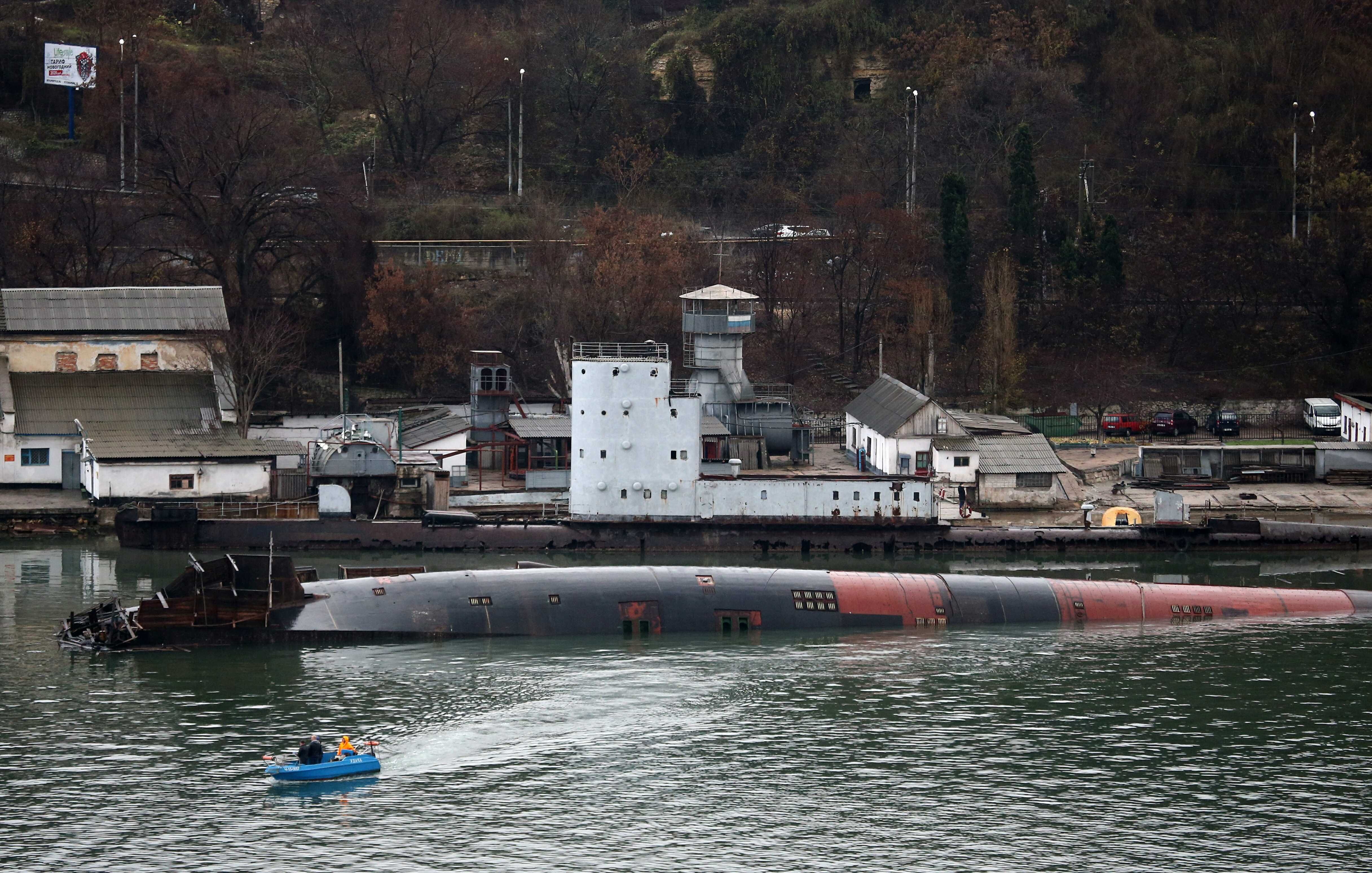 Пд 16. Б-380 подводная лодка. Затонувший в бухте Южной док Севастополь. В Севастополе затонул плавучий док.