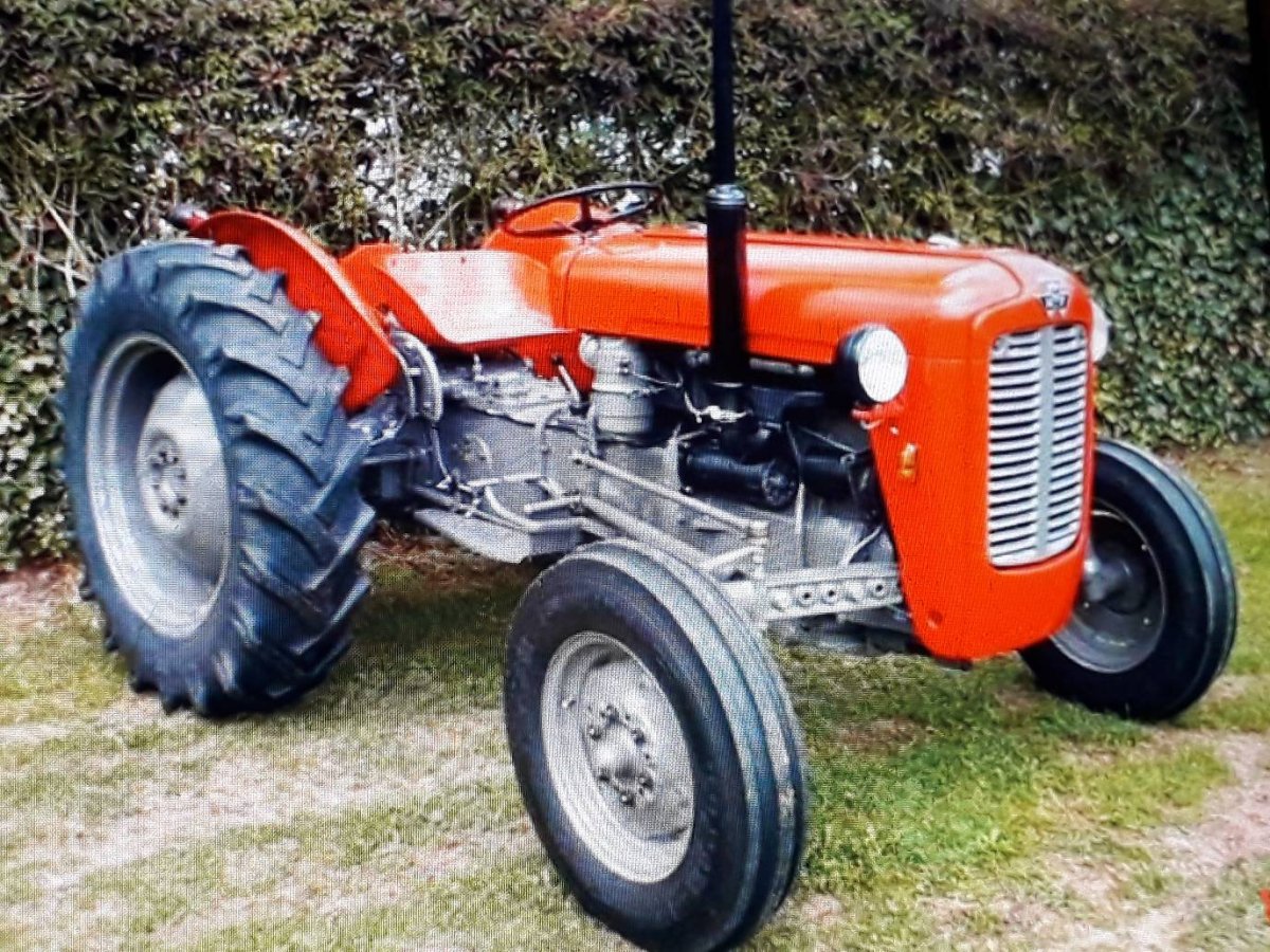 Трактор лок. Трактор Фергюсон 533. Трактор Massey Ferguson 533. Эллис Чалмерс Traktor 1950. Трактор Massey Ferguson 1035di.