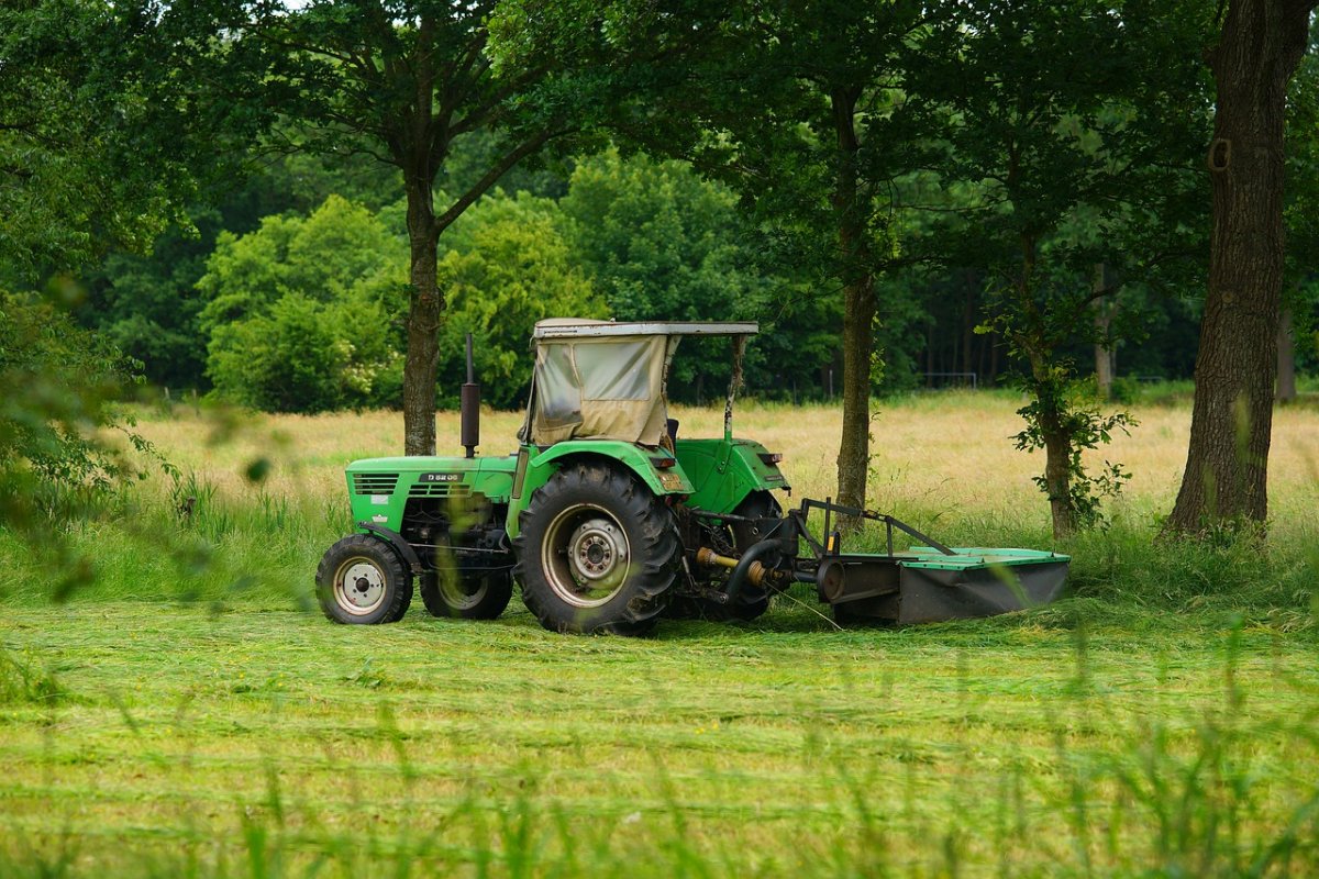 Трёхколёсный сельскохозяйственный трактор