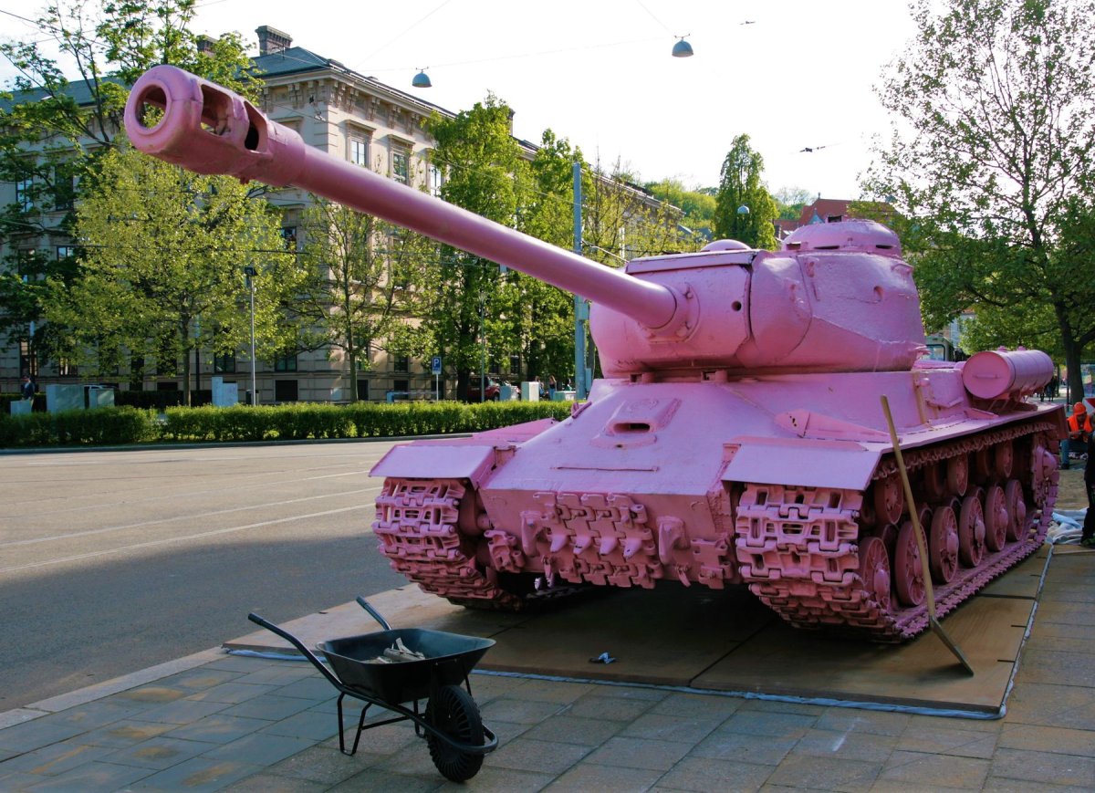 Розовый танк в Праге