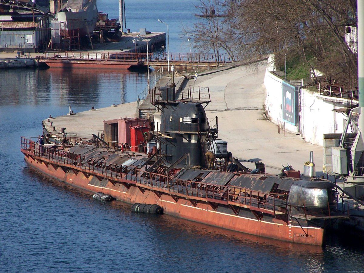 Подводная лодка Запорожье приварена к пирсу