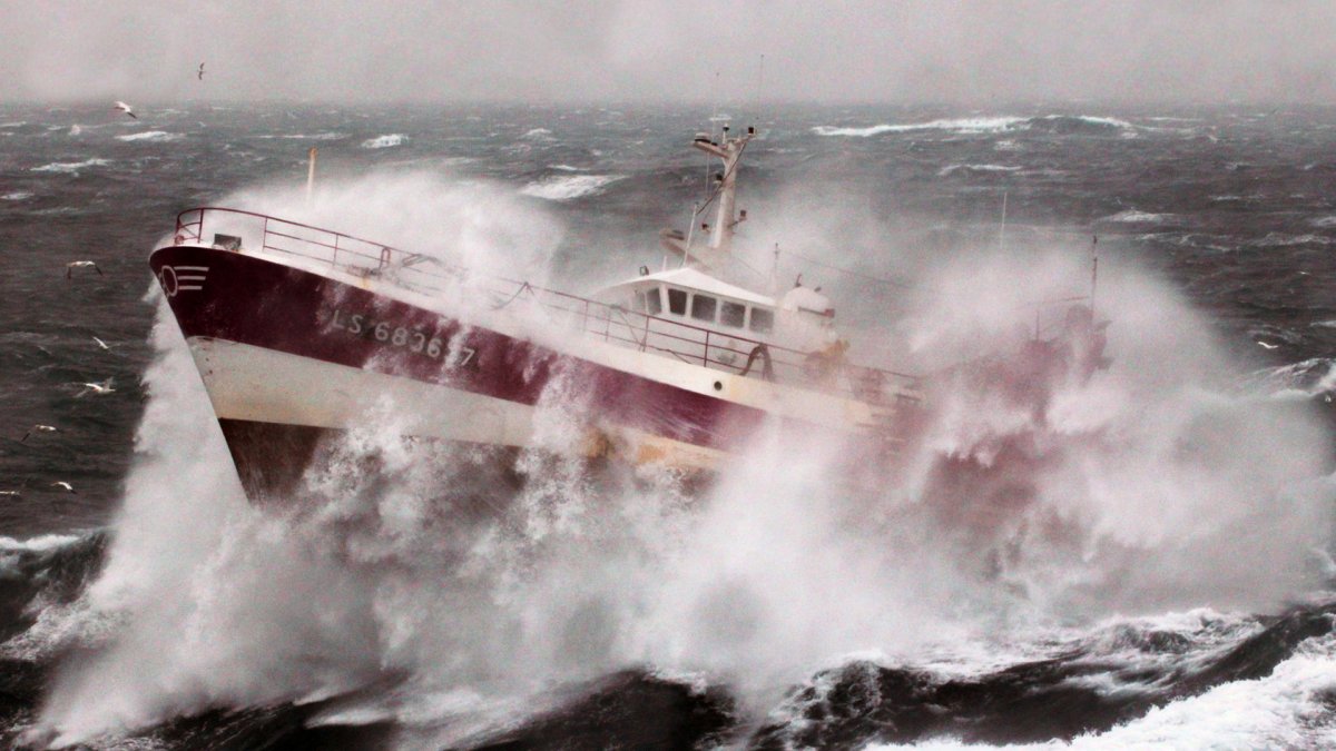 Моряк на корабле в шторм
