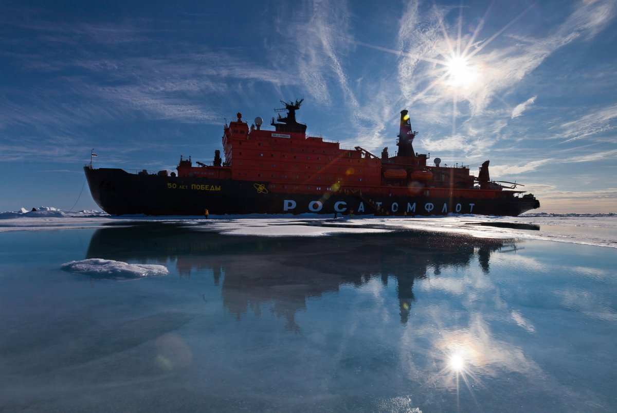 Корабль Петродворец в Арктике
