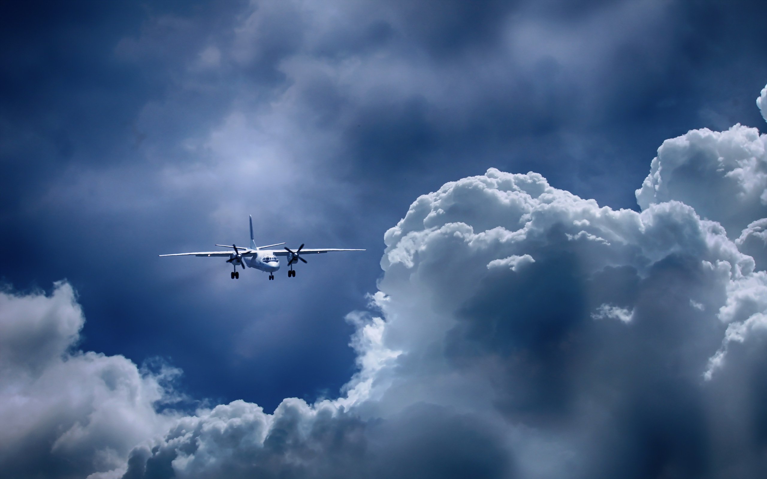 Самолеты над небом. Самолет в небе. Небо облака самолет. Самолет в облаках. Самолет над облаками.
