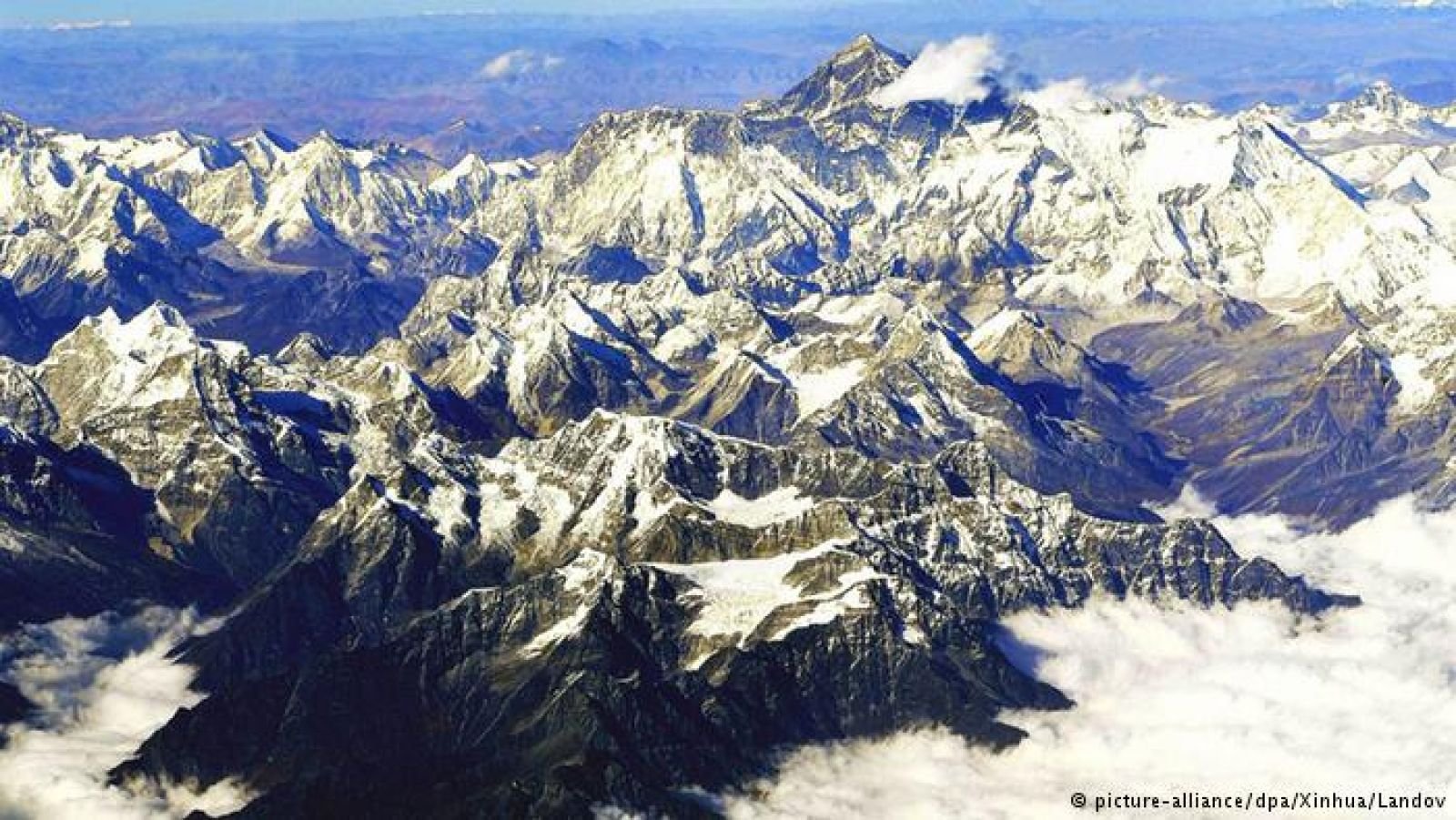 Самые высокие горы зарубежной европы. Стена Кангшунг Эверест. Гималаи Эверест с самолета. Непал вид на Эверест с самолета. Самая высокая гора в мире фото.