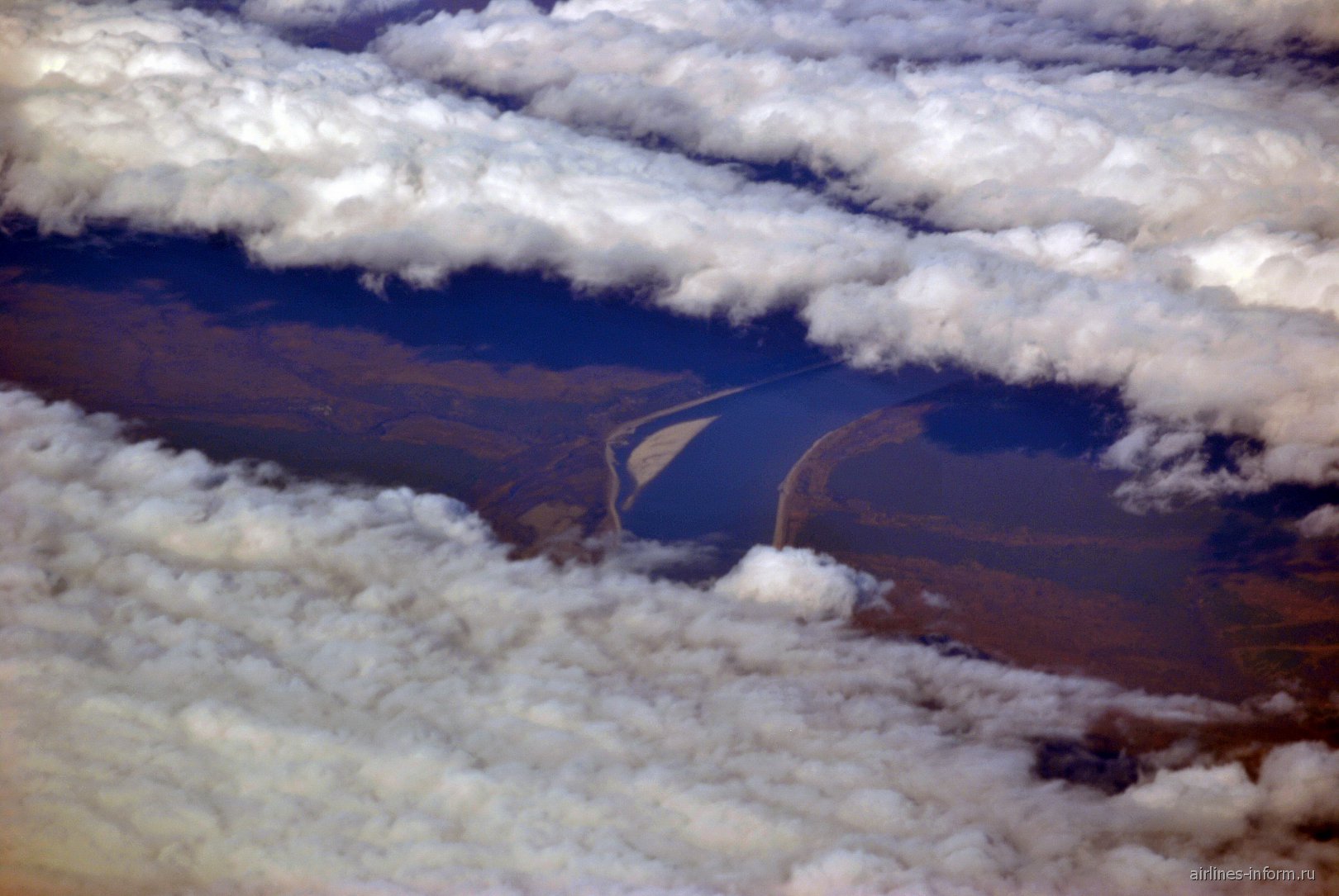 Расстояние между облаками. Между облаками. Между облаков или между облаками. Разрыв между облаками. Вид из самолета облака Останкино.