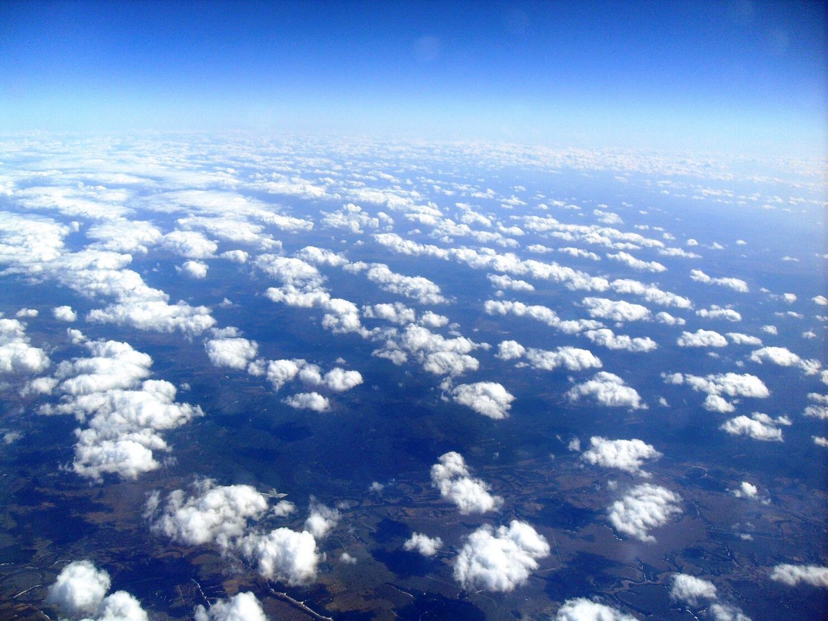 Cloud в россии. Небо вид с самолета. Самолет в облаках. Самолет в небе. Небо самолет в виде облака.