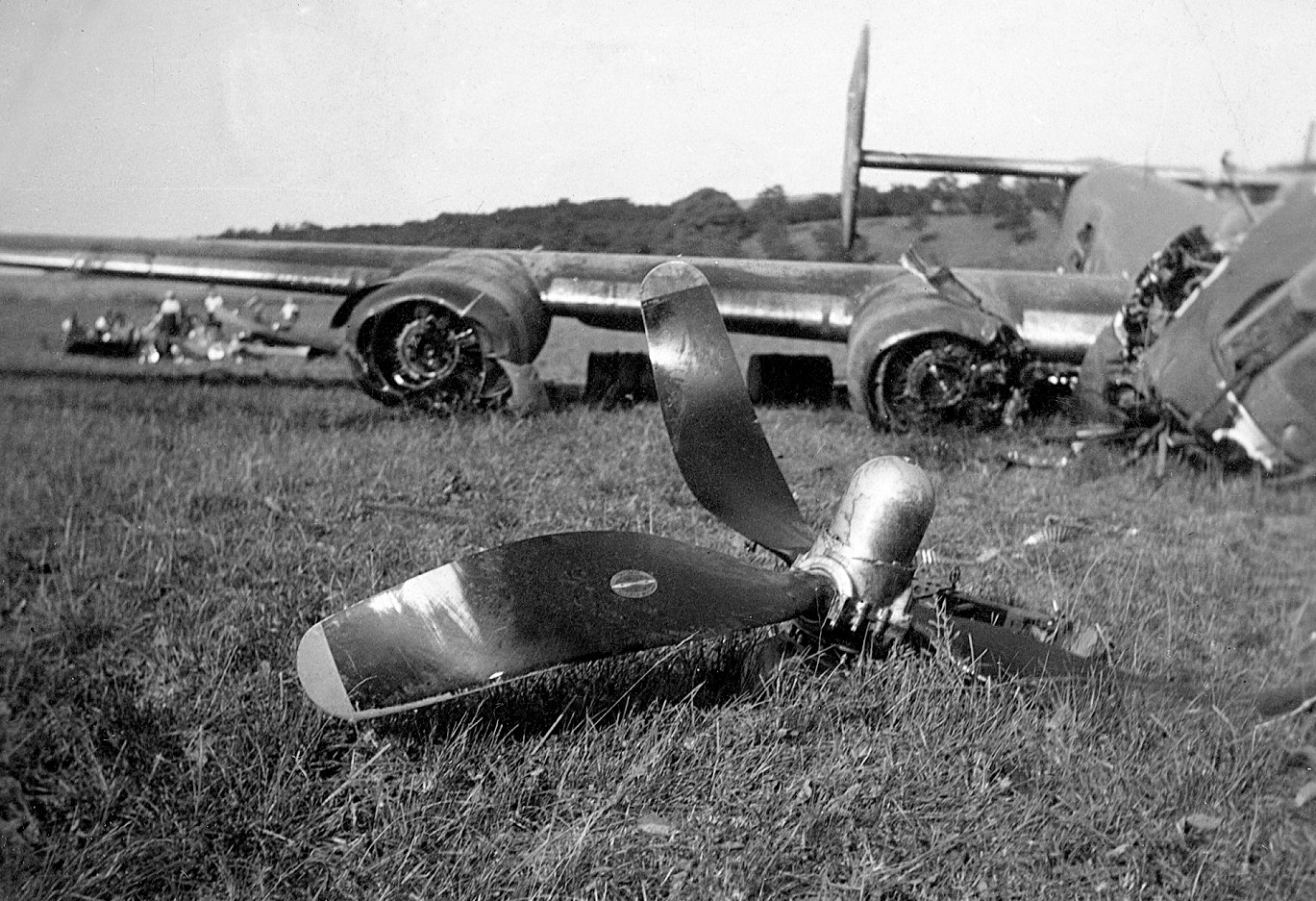Б 24 04. B24 самолет. Сбитые самолеты второй мировой войны. Б-24 Либерейтор в СССР. Подбитые самолеты второй мировой войны.