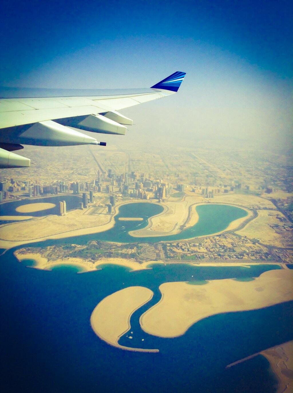 Авиарейсы в дубай. Вид из иллюминатора самолета на Дубай. Вид Дубаи из самолета Гольфстрим 700. Флай Дубай самолеты. Дубай в иллюминаторе.
