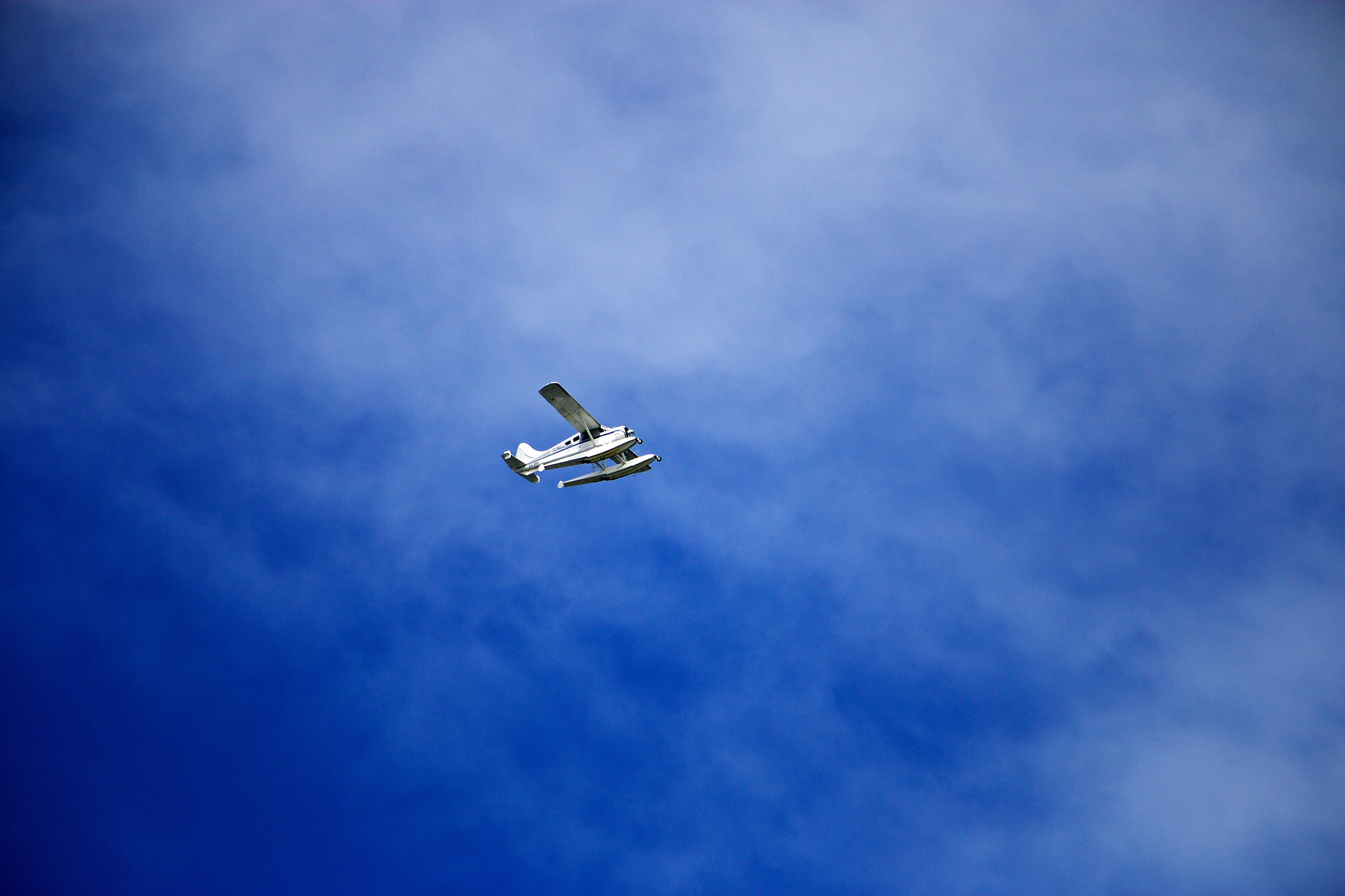 Полет на маленьком самолете. Самолет в небе. Летающий самолет. Легкомоторный самолет высоко в небе. Маленький самолет в небе.