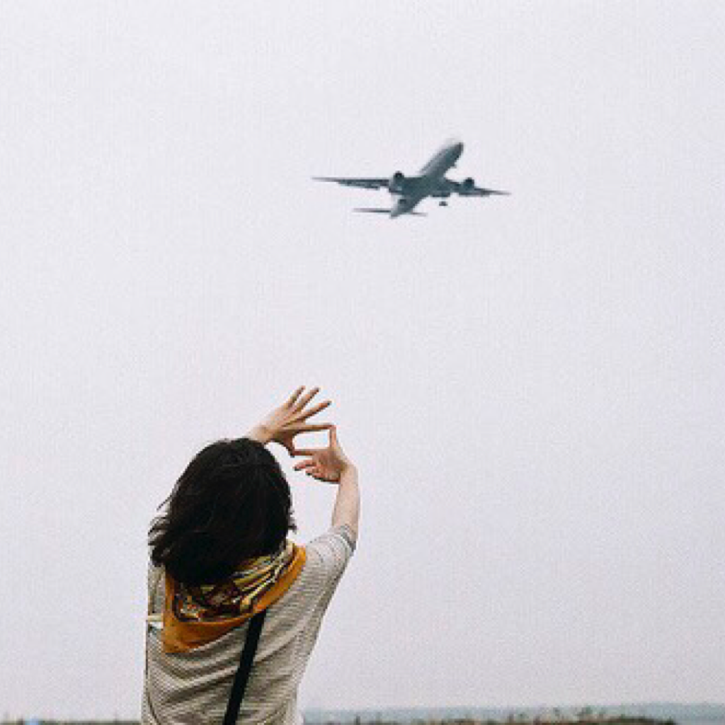Рука и самолет в небе. Девушка в самолете. Улетающий самолет. Девушка улетает на самолете. Улетающий вдаль самолет.