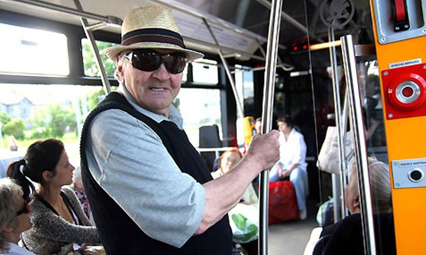 Льготный транспортная пенсионеров. Пенсионеры в автобусе. Дед в автобусе. Пожилые люди в общественном транспорте. Автобус.