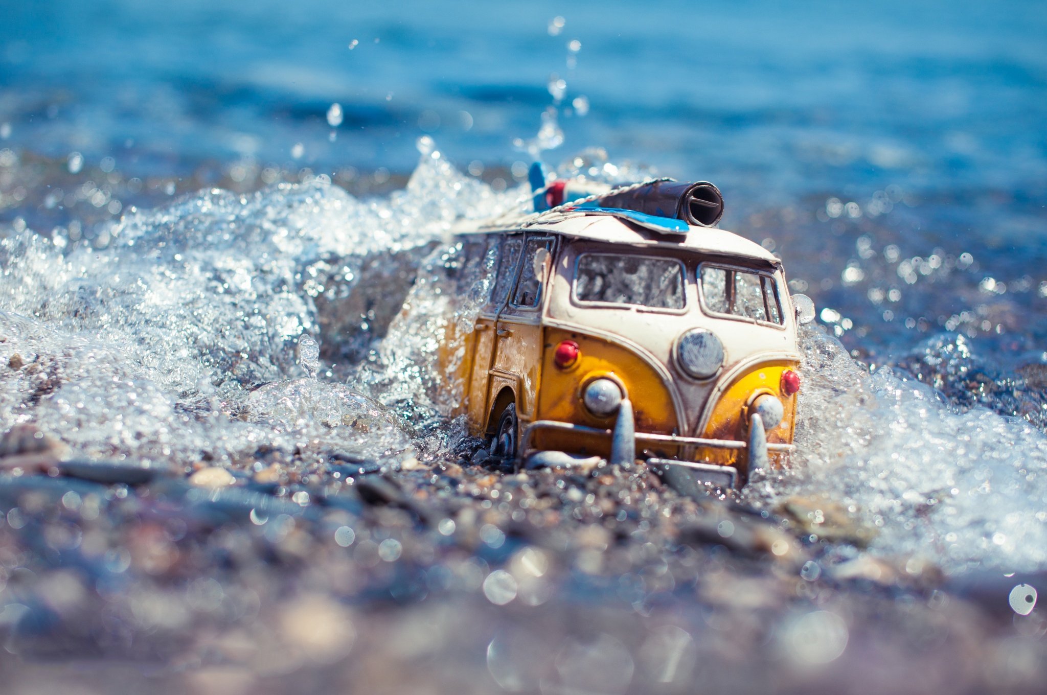 Машина едет по реке. Автобус на море. Машина в воде. Машина у моря. Машинки. В путешествии.