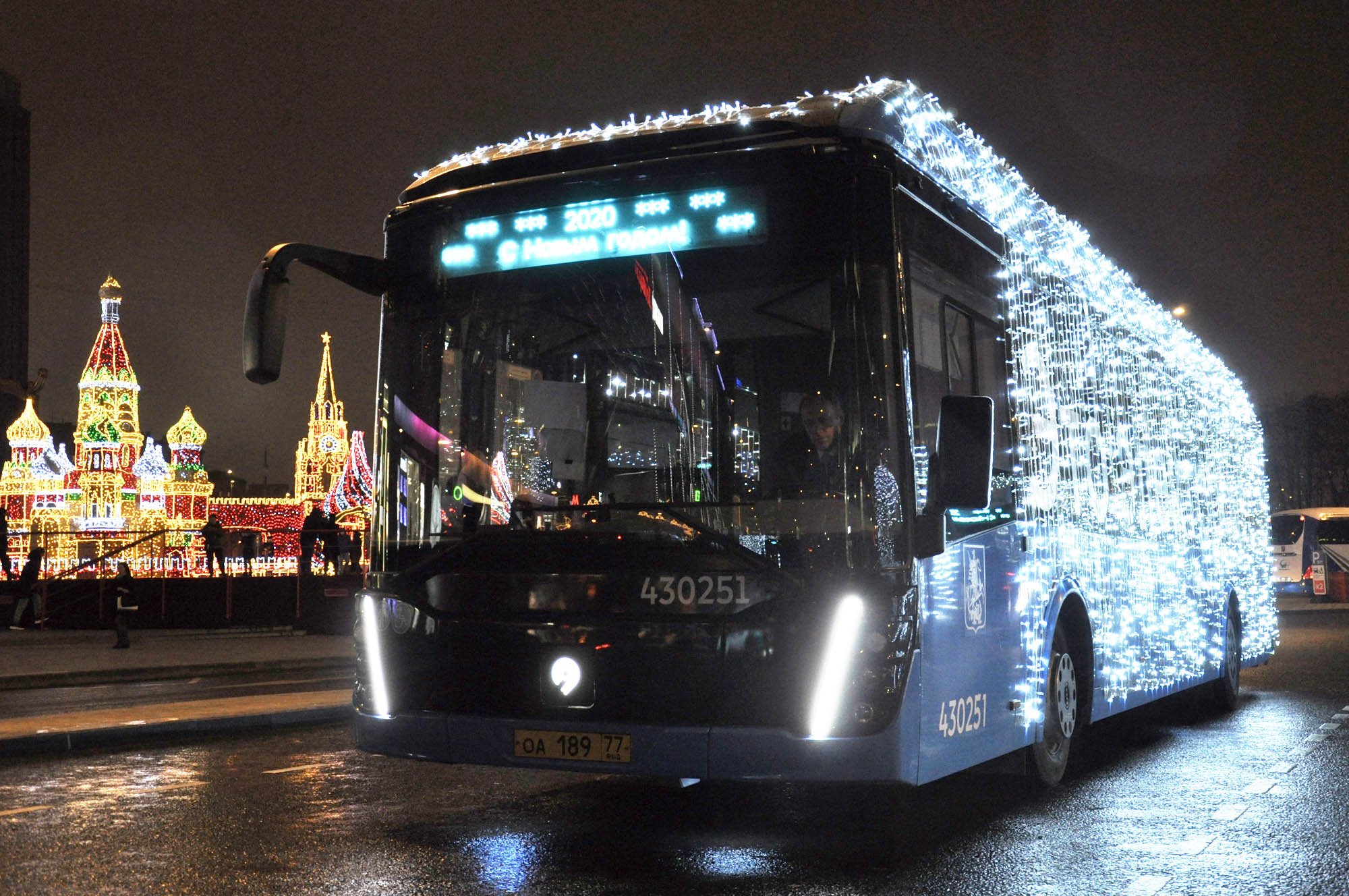 Ходят ли автобусы 2024 года. Электробус 2021. Автобус новый год. Новогодний автобус в Москве. Новогодний электробус в Москве.