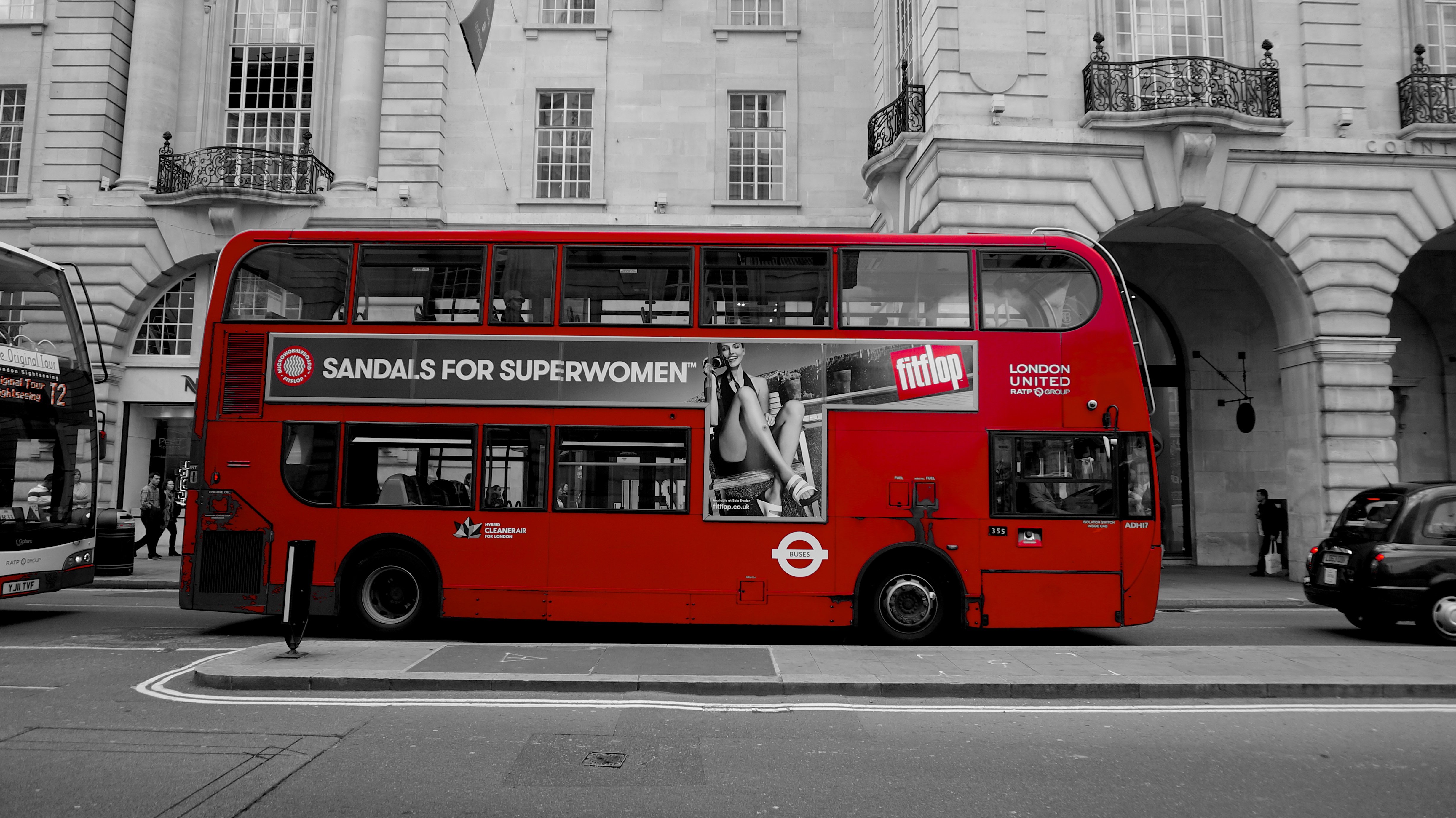 Красный автобус маршрутка. Красный автобус. Большой красный автобус. Обои с красным автобусом. Черно красный автобус.