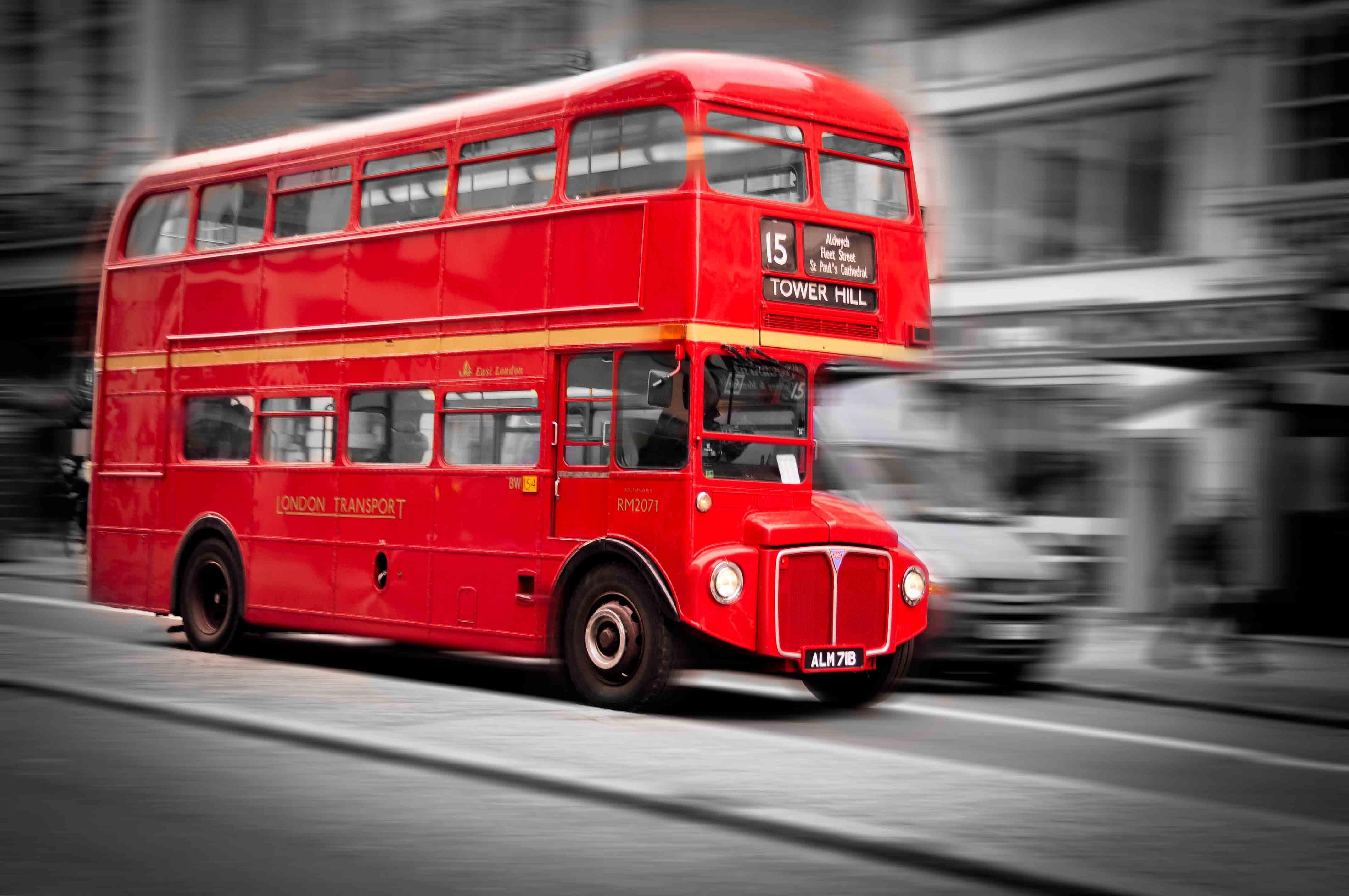 Красный автобус маршрутка. Красный автобус. Красный Лондонский автобус. Лондонский автобус вид сбоку. Двухэтажный автобус в Лондоне.