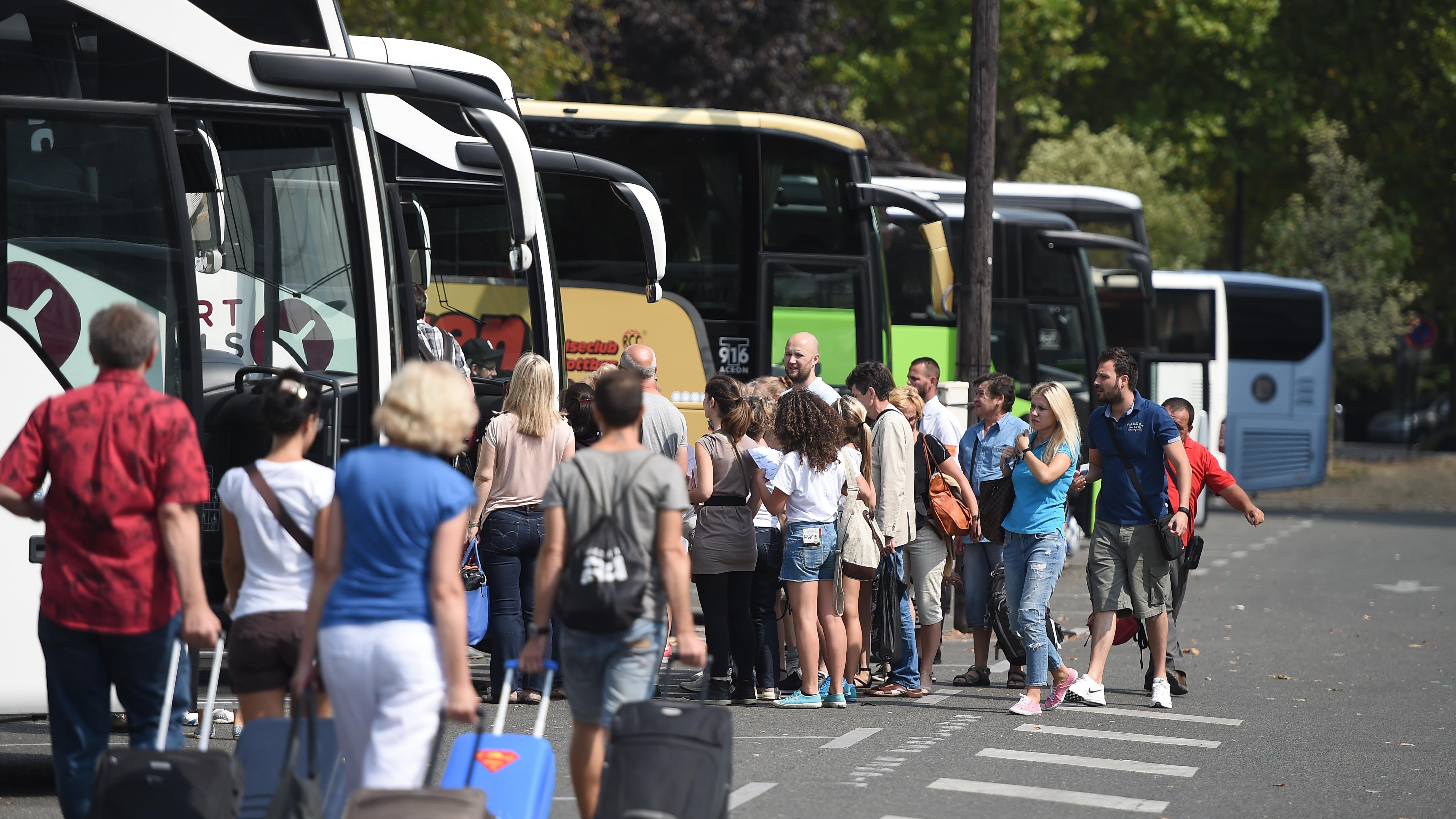 Посадка высадка пассажиров автобуса. Экскурсионный автобус с пассажирами. Автобус турист. Автобус для путешествий. Люди в экскурсионном автобусе.