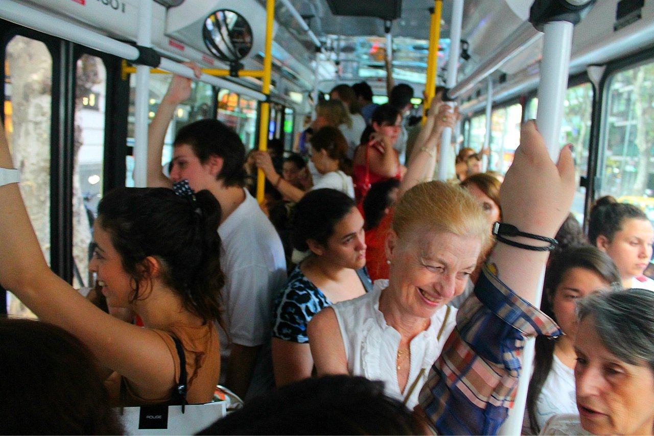 Много народу в автобусе. Автобус. Люди в общественном транспорте. Толпа людей в автобусе. Толба люднц в автобему.
