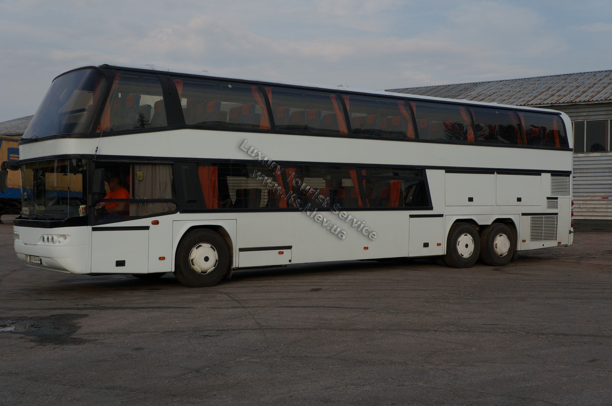 Туристические автобус б у. Neoplan n122l. Neoplan n980. Автобус Неоплан n122l. Автобус Неоплан n216h.