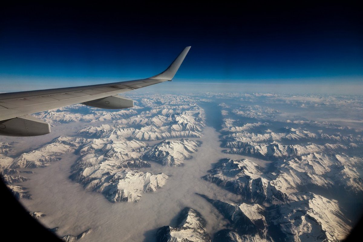 Вид с самолета на землю зимой