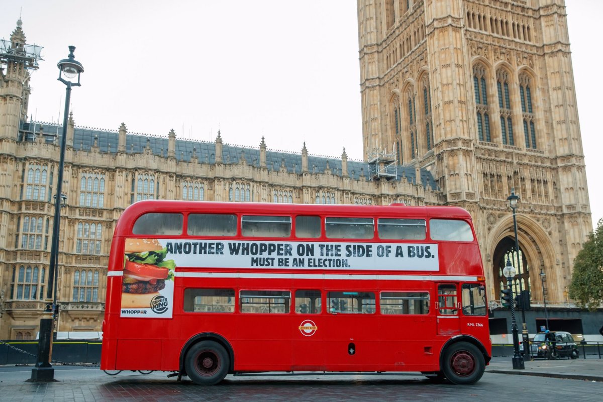 Лондонский даблдекер первый. Двухэтажный автобус в Англии. Лондонский автобус сбоку. Красный автобус.