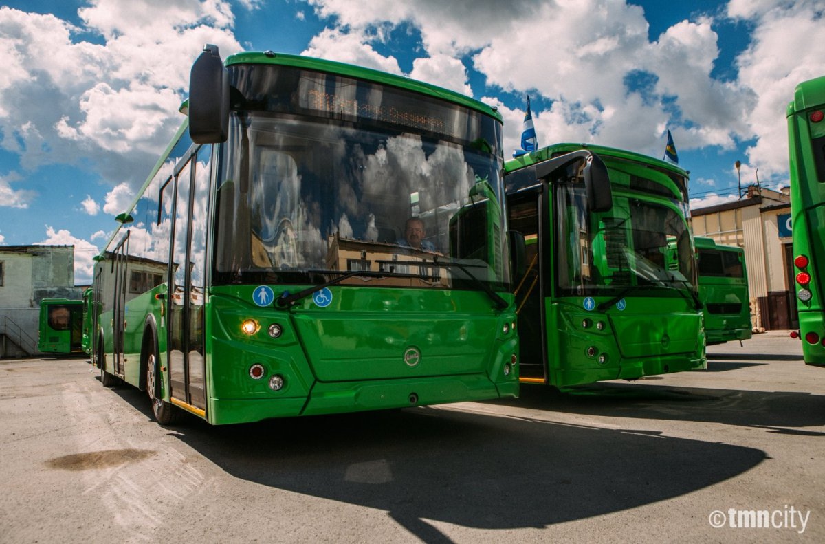 Зеленый общественный транспорт. Автобус ЛИАЗ Тюмень. Автобус ЛИАЗ зеленый. Автобус ЛИАЗ зеленый Челябинск. ТПАТП 1 Тюмень.