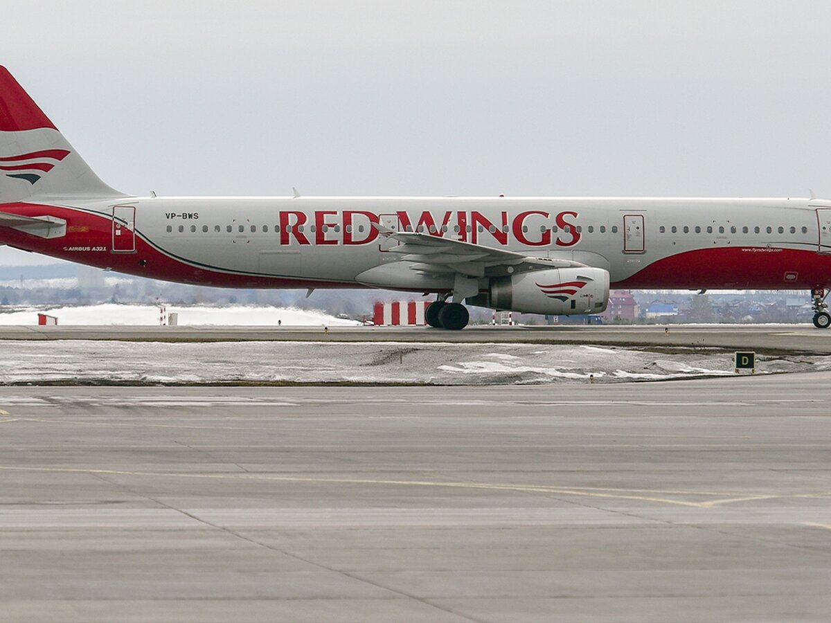Red wings boeing 777