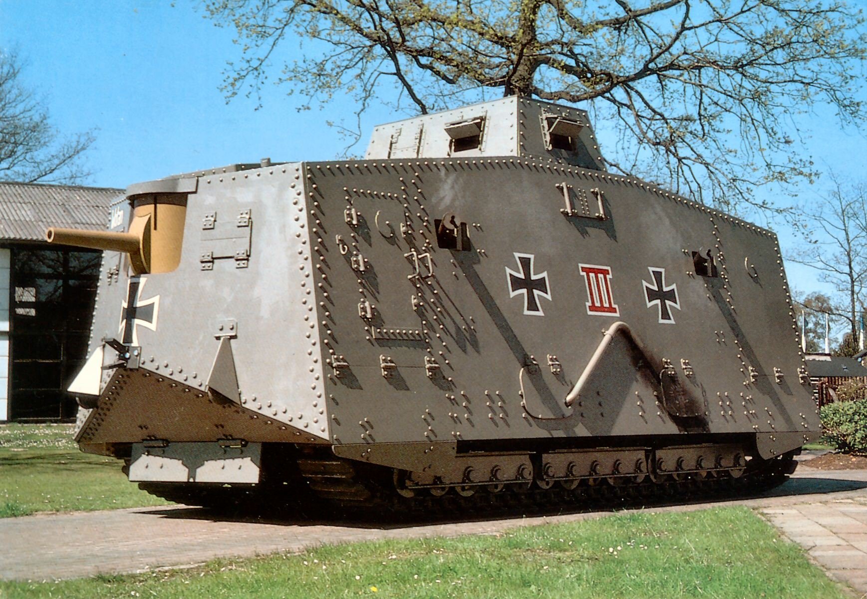 Первые тяжелые танки. Немецкий танк первой мировой войны a7v. Тяжелый танк a7v. Немецкий танк первой мировой а7v.