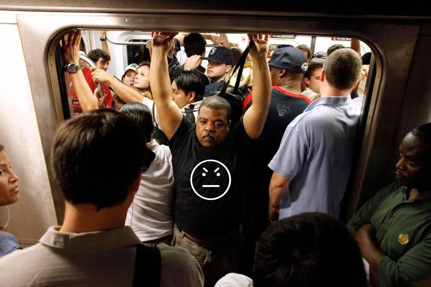 Много людей в метро. Метро Нью Йорка в час пик. Общественный транспорт в час пик. Толпа в вагоне. Вагон метро в час пик.