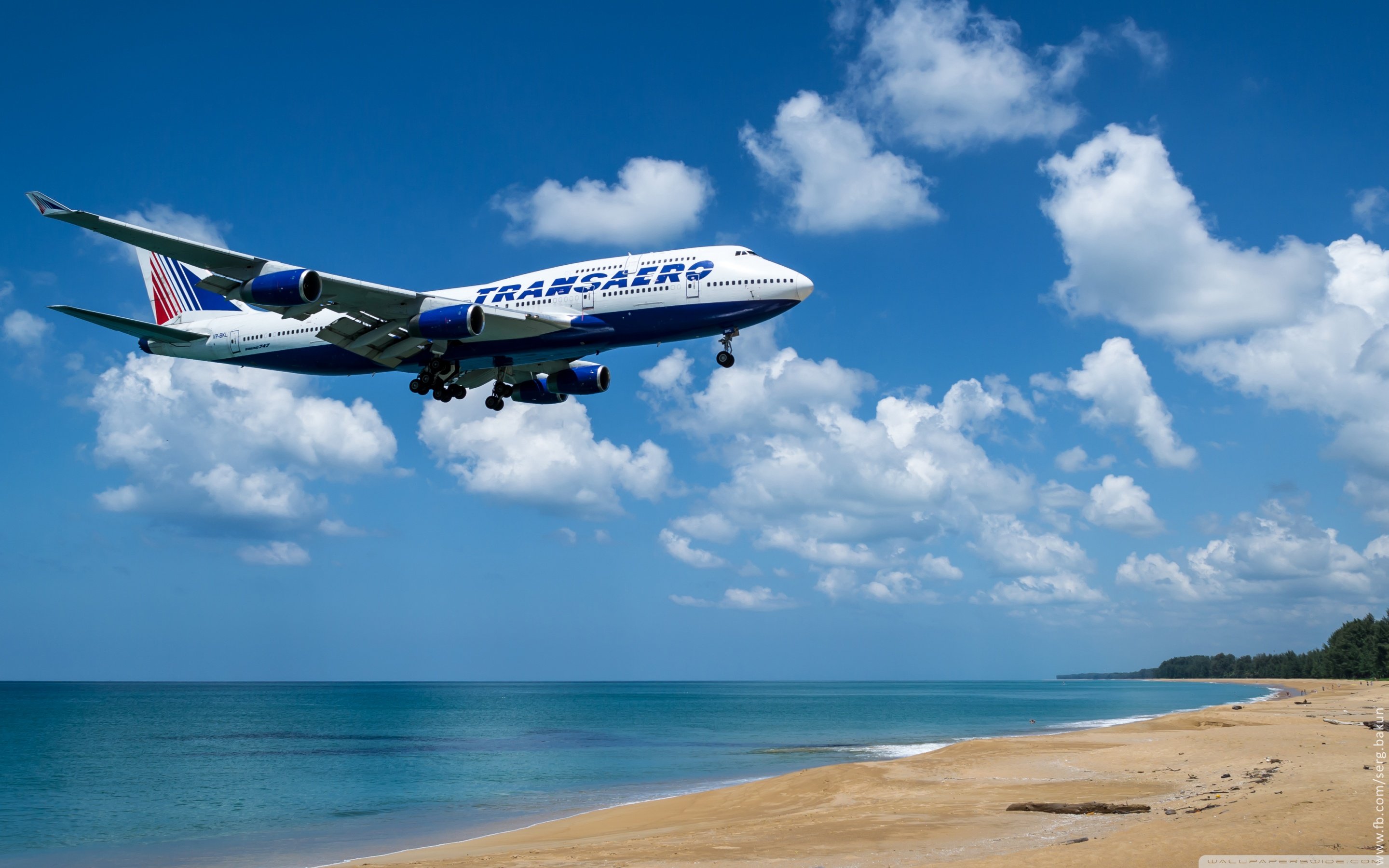 Лето авиарейсов. Самолет. Самолет над морем. Самолет над пляжем. Самолет над океаном.