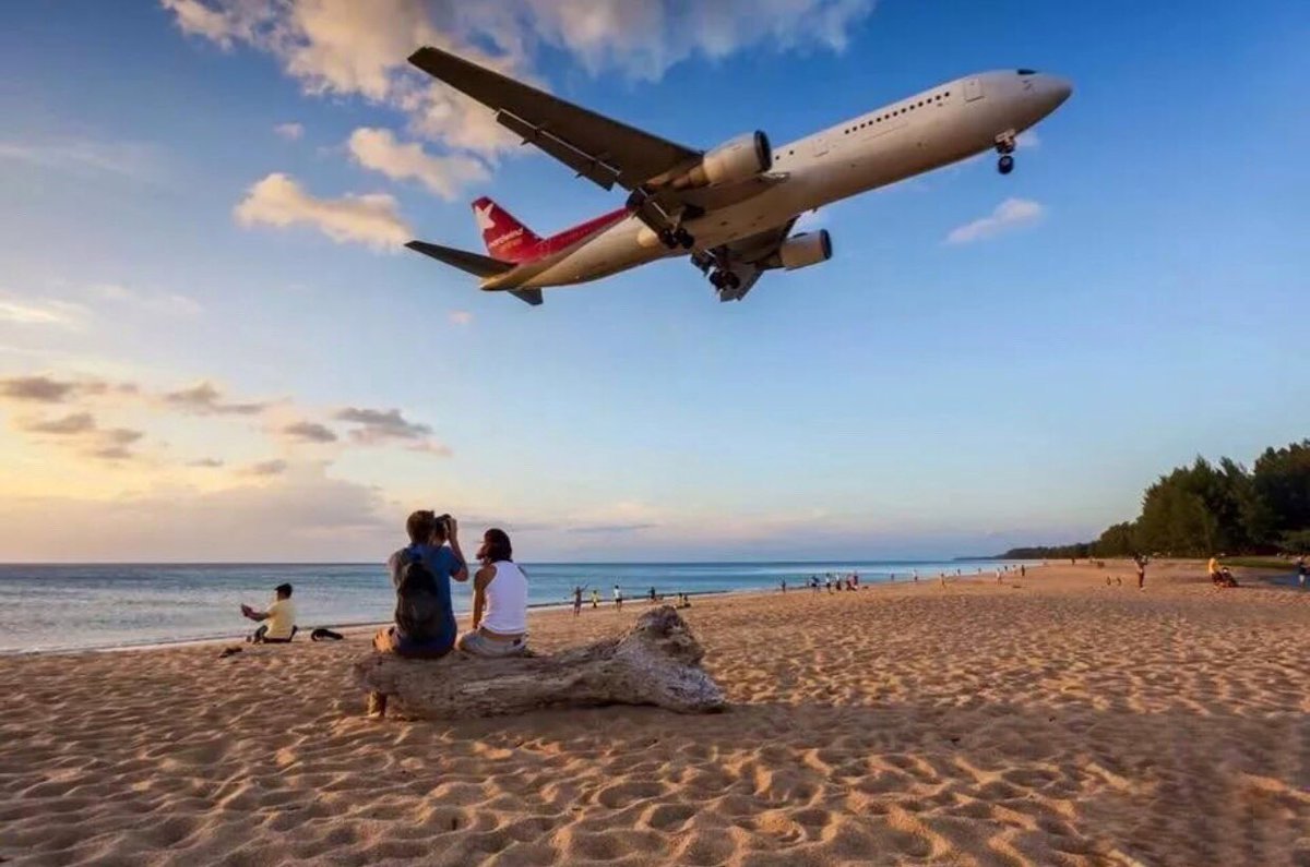 Самолет над головой. Пляж май као. Май Кхао Таиланд. Пляж май Кхао Таиланд. Пляж май Кхао Пхукет.