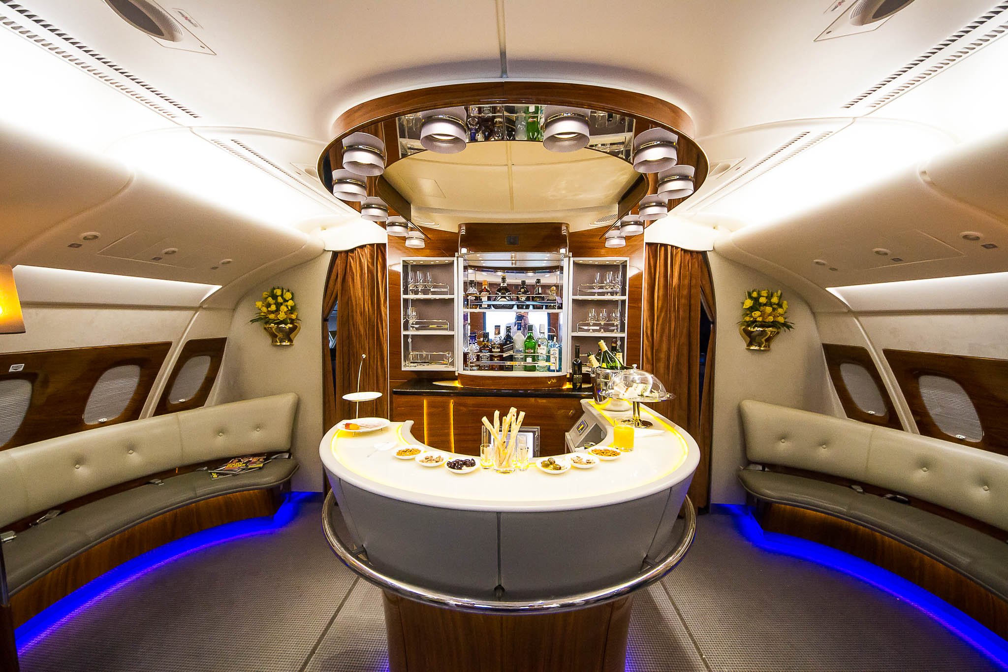 First class 0. Airbus a380 внутри. Самолет Emirates a380 салон. Airbus a380 Emirates первый класс. Первый класс Эмирейтс а380.