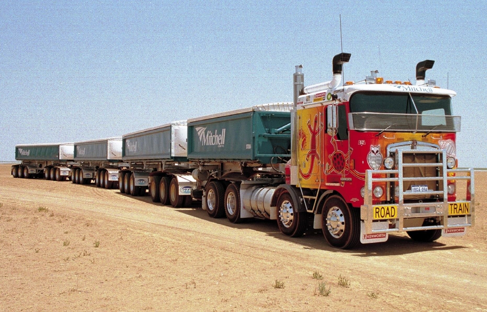 Длинный грузовик. Грузовые автопоезда Австралии. Самый длинный автопоезд в Австралии. Кенворт с510. Роад трейн.