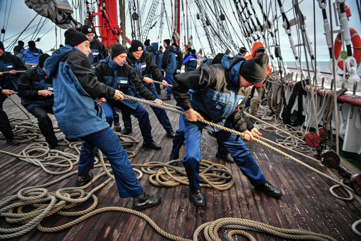 Моряки на палубе