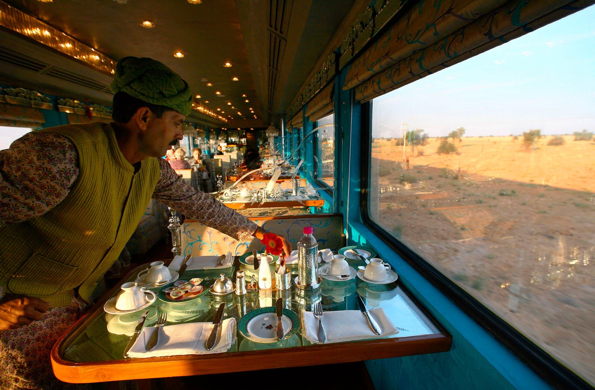 Развлечения в поезде. Royal Rajasthan on Wheels поезд. Интересные поезда. Необычные поезда. Самый крутой поезд.